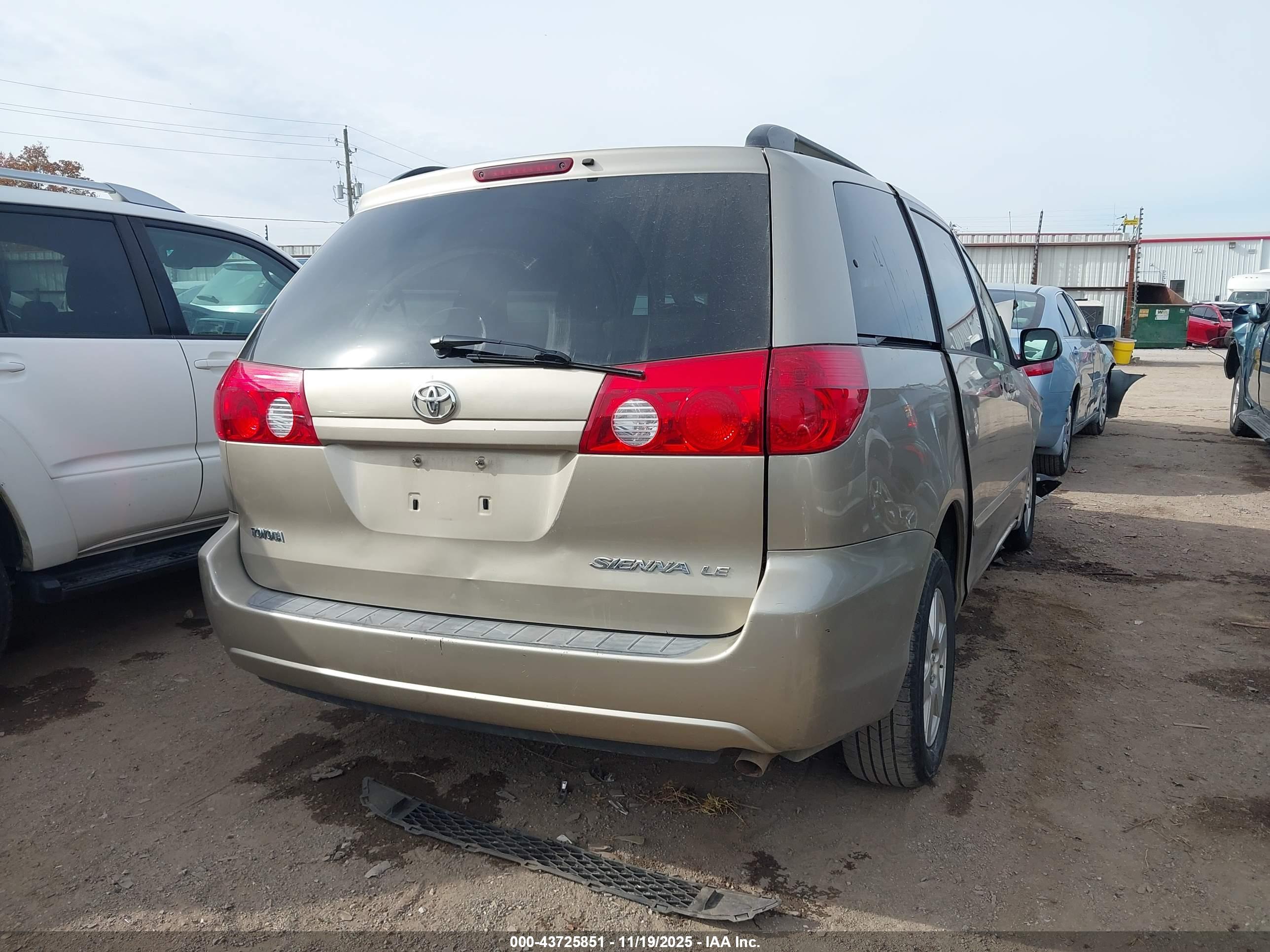 TOYOTA SIENNA image 4