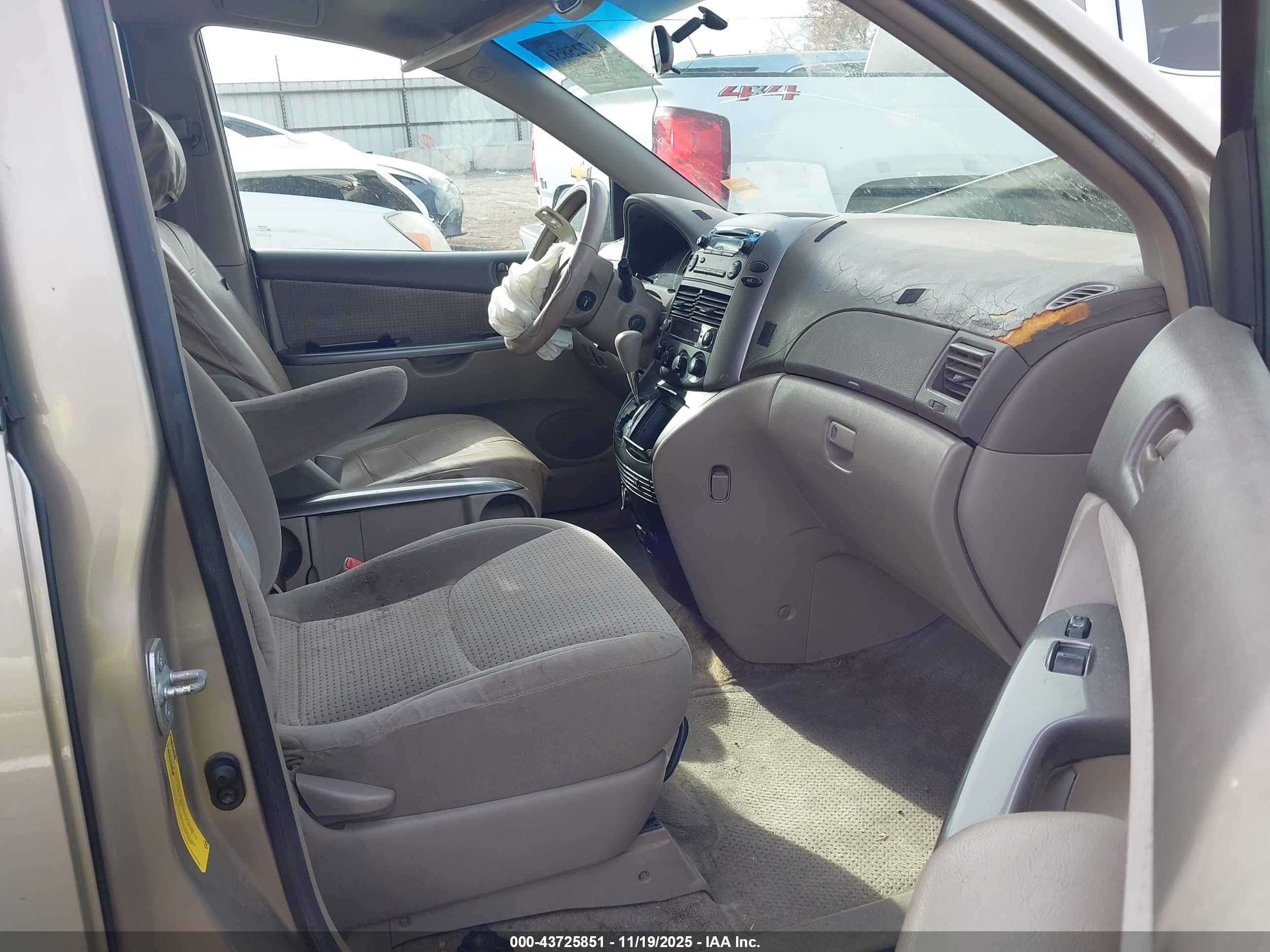 TOYOTA SIENNA image 5