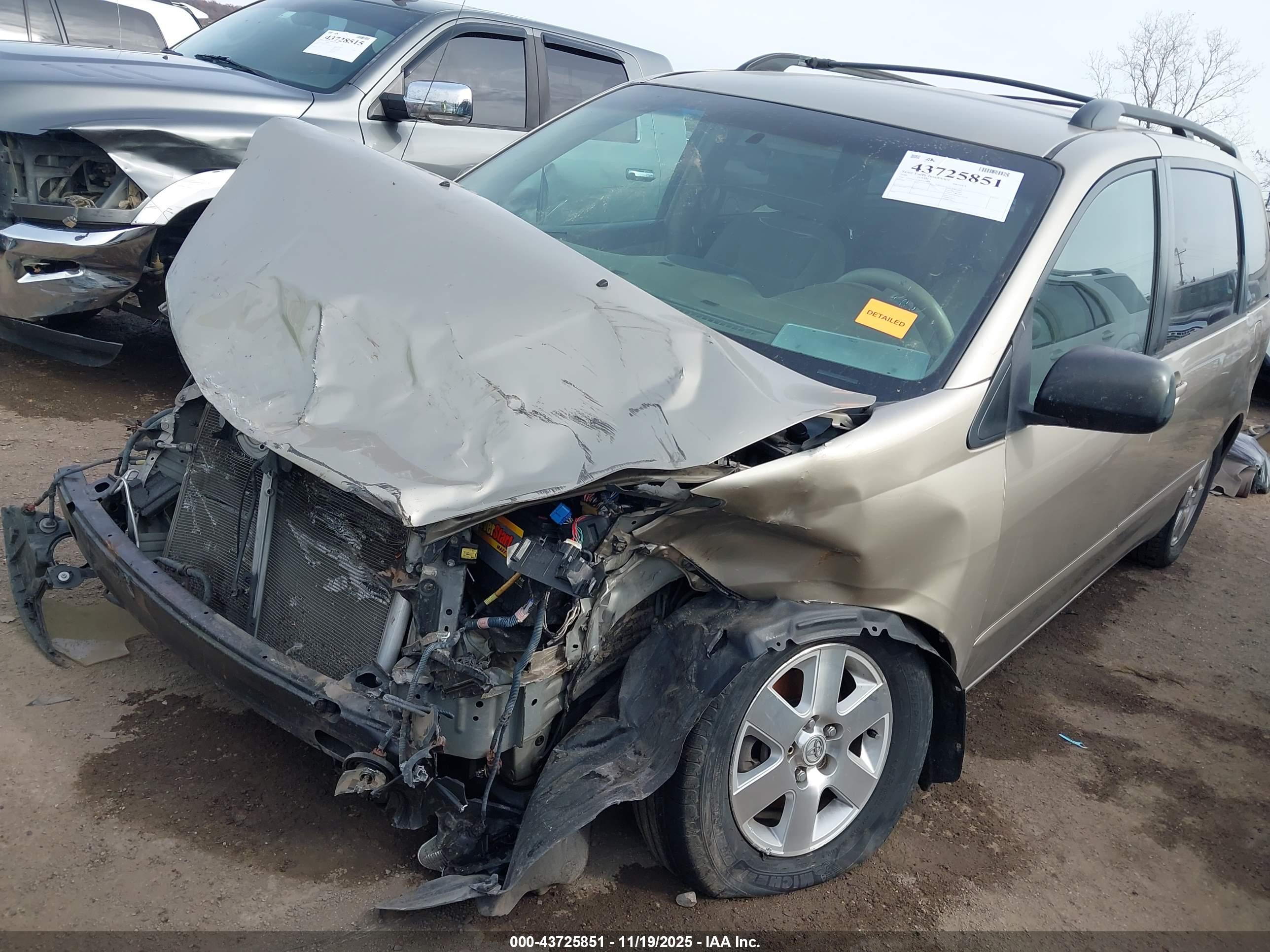 TOYOTA SIENNA image 6
