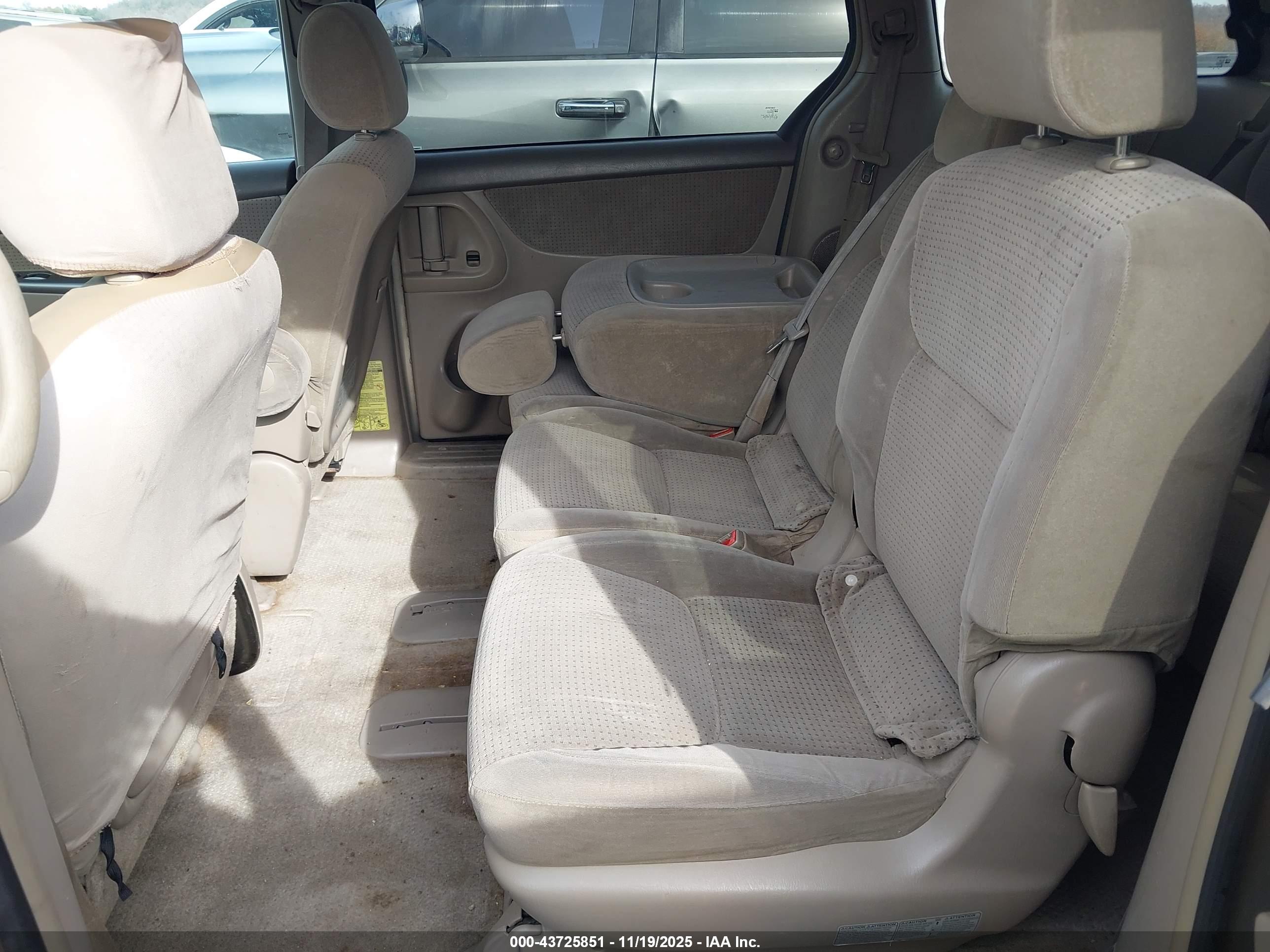 TOYOTA SIENNA image 8