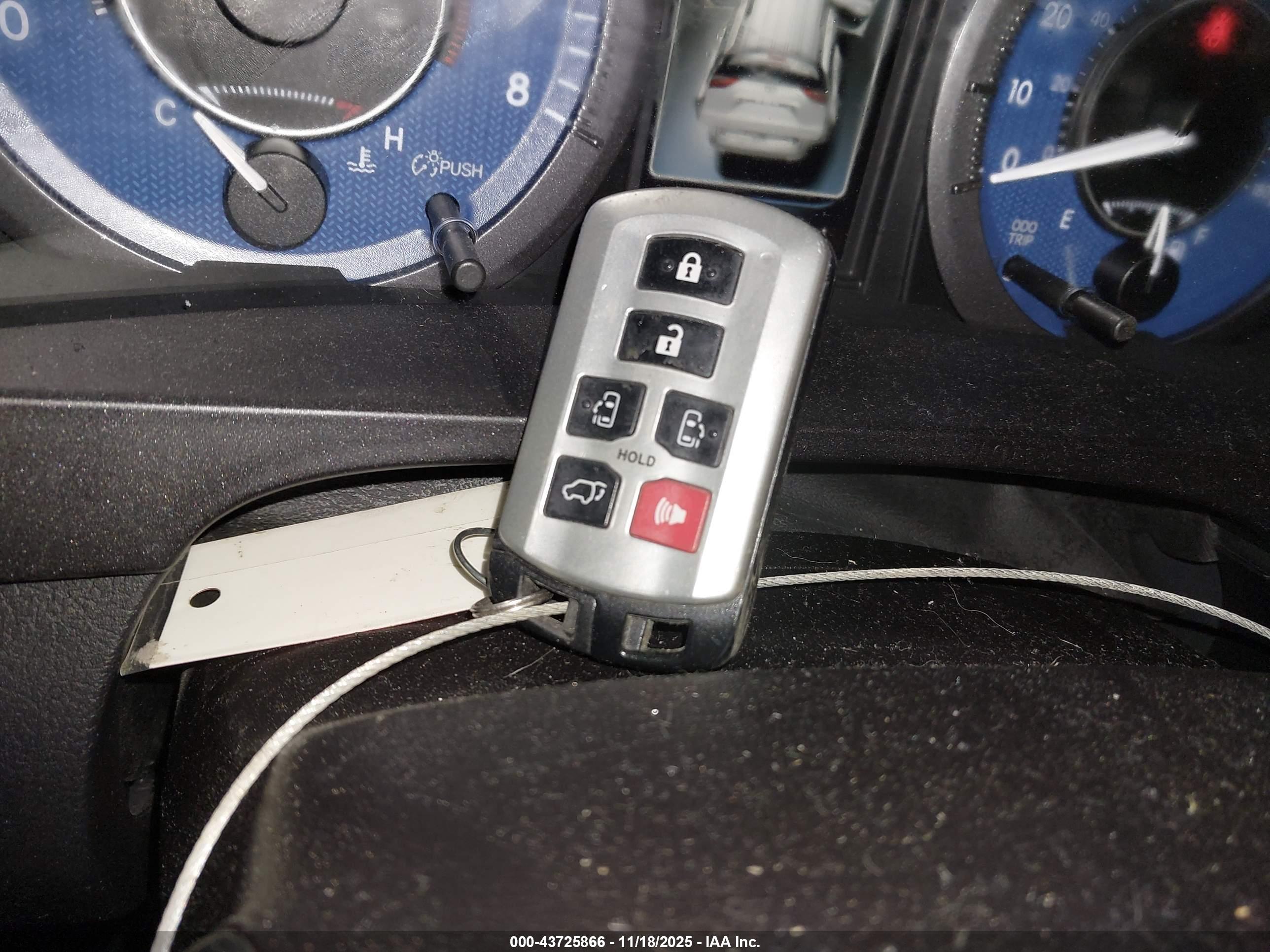 TOYOTA SIENNA image 11