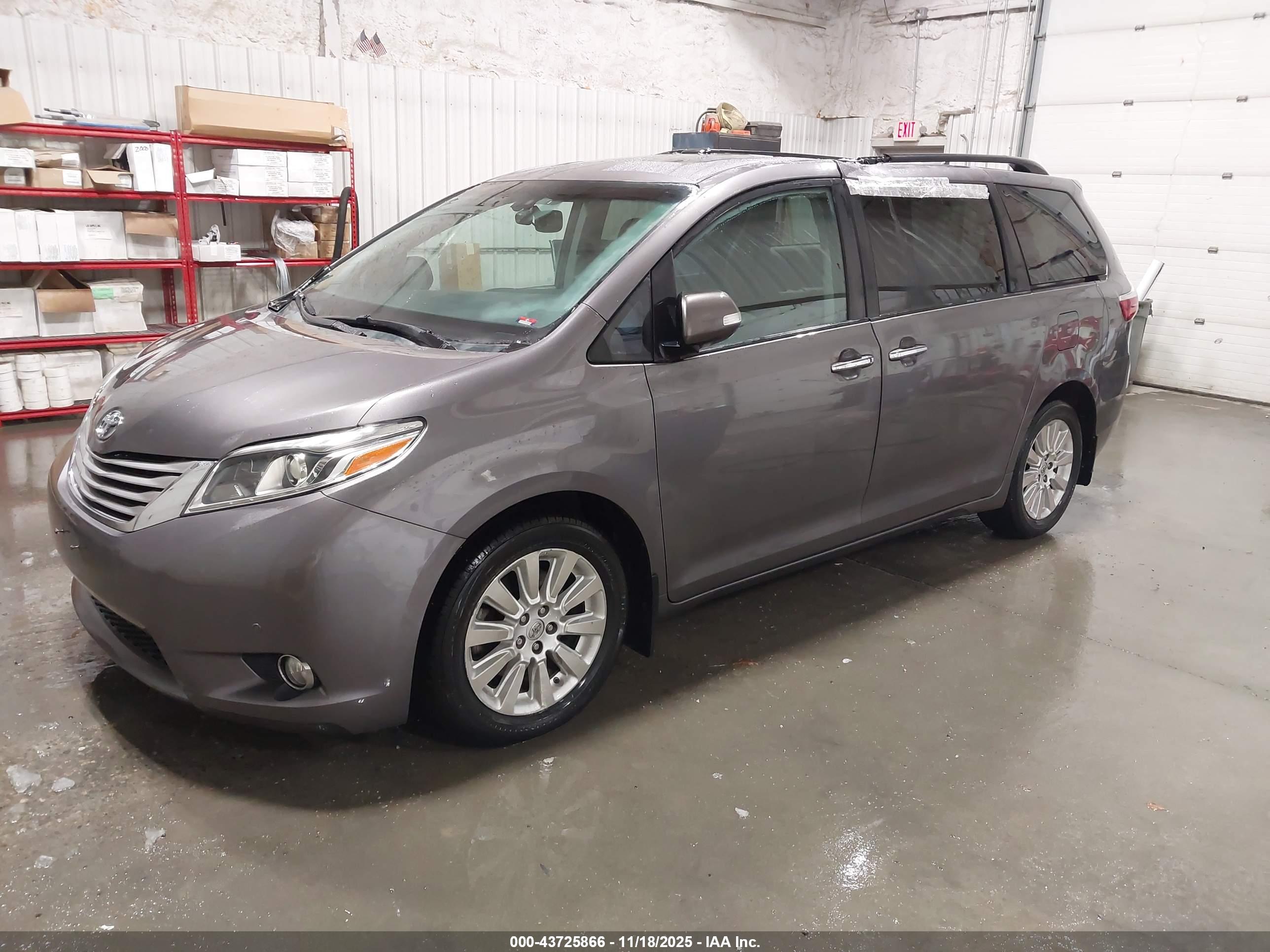 TOYOTA SIENNA image 2