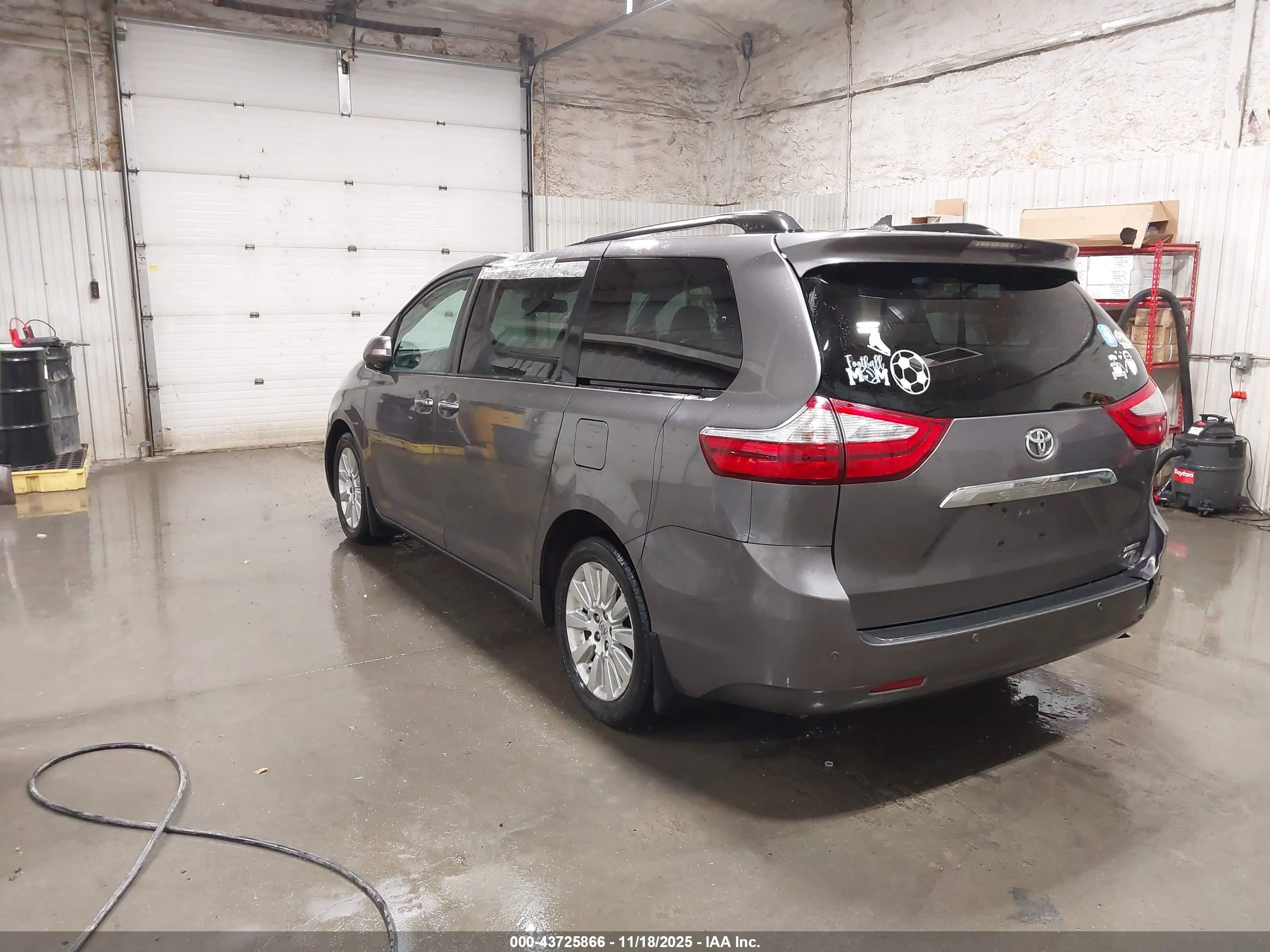 TOYOTA SIENNA image 3