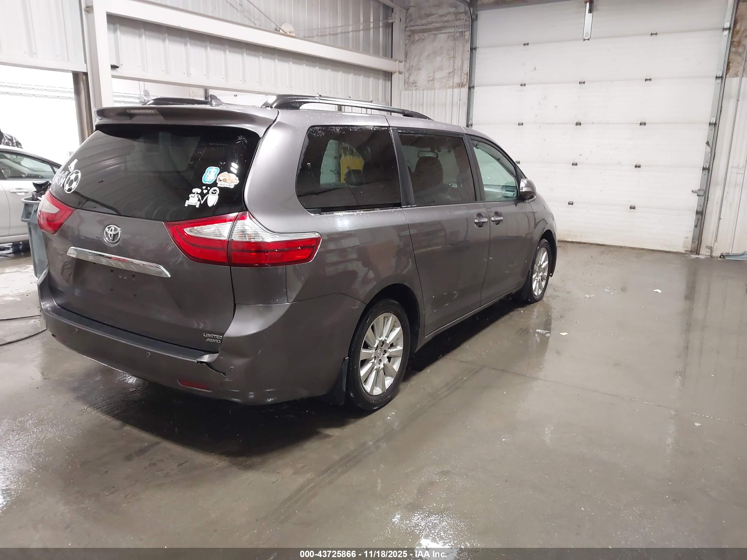 TOYOTA SIENNA image 4