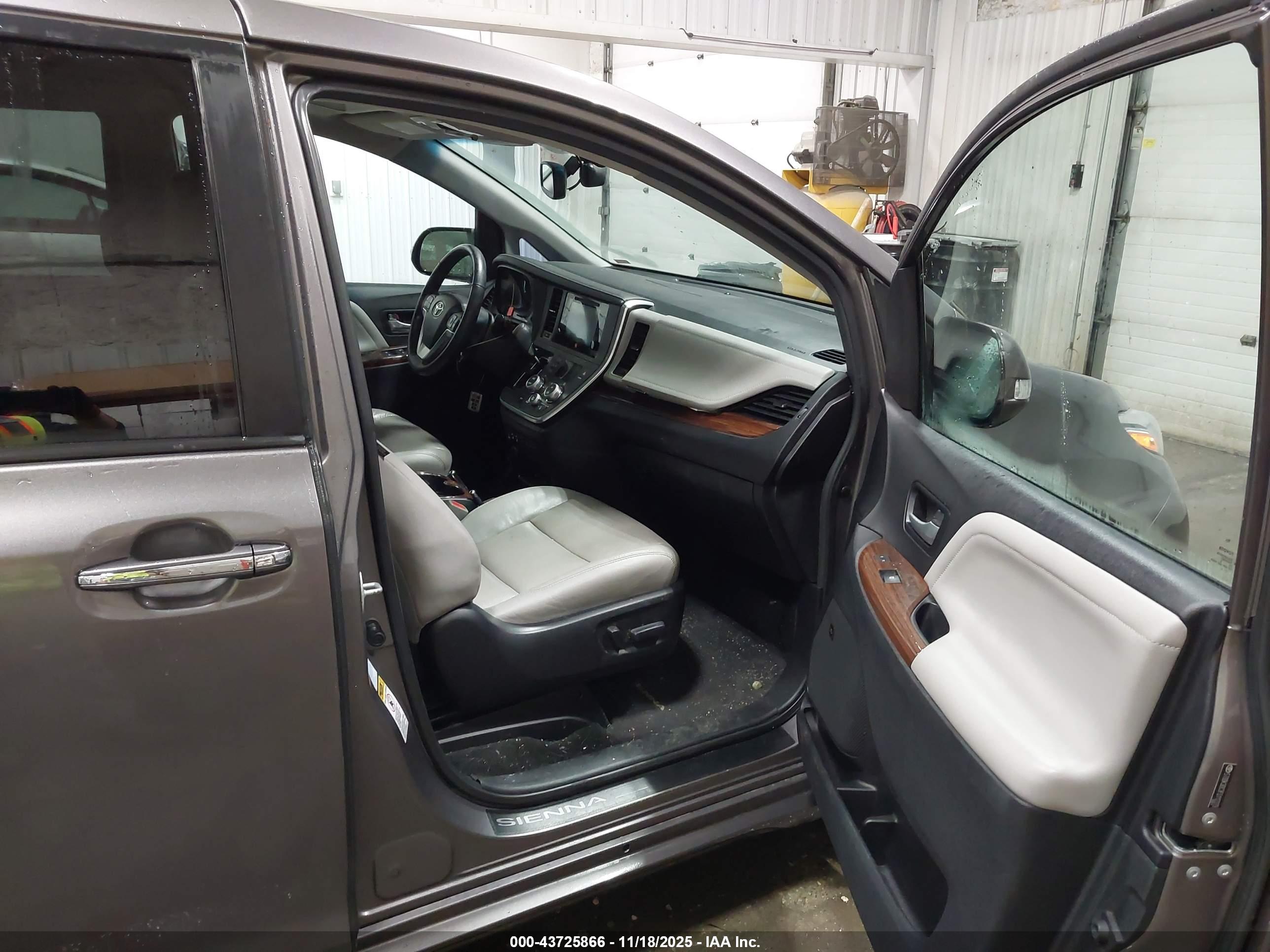 TOYOTA SIENNA image 5