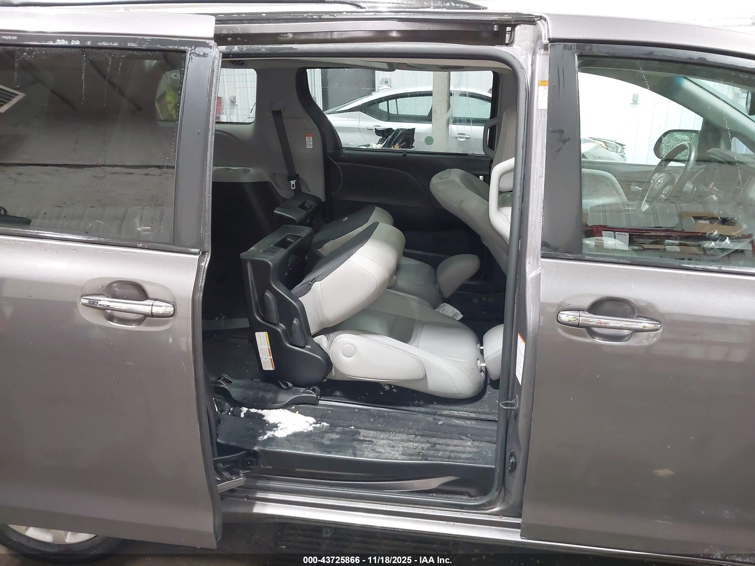 TOYOTA SIENNA image 8