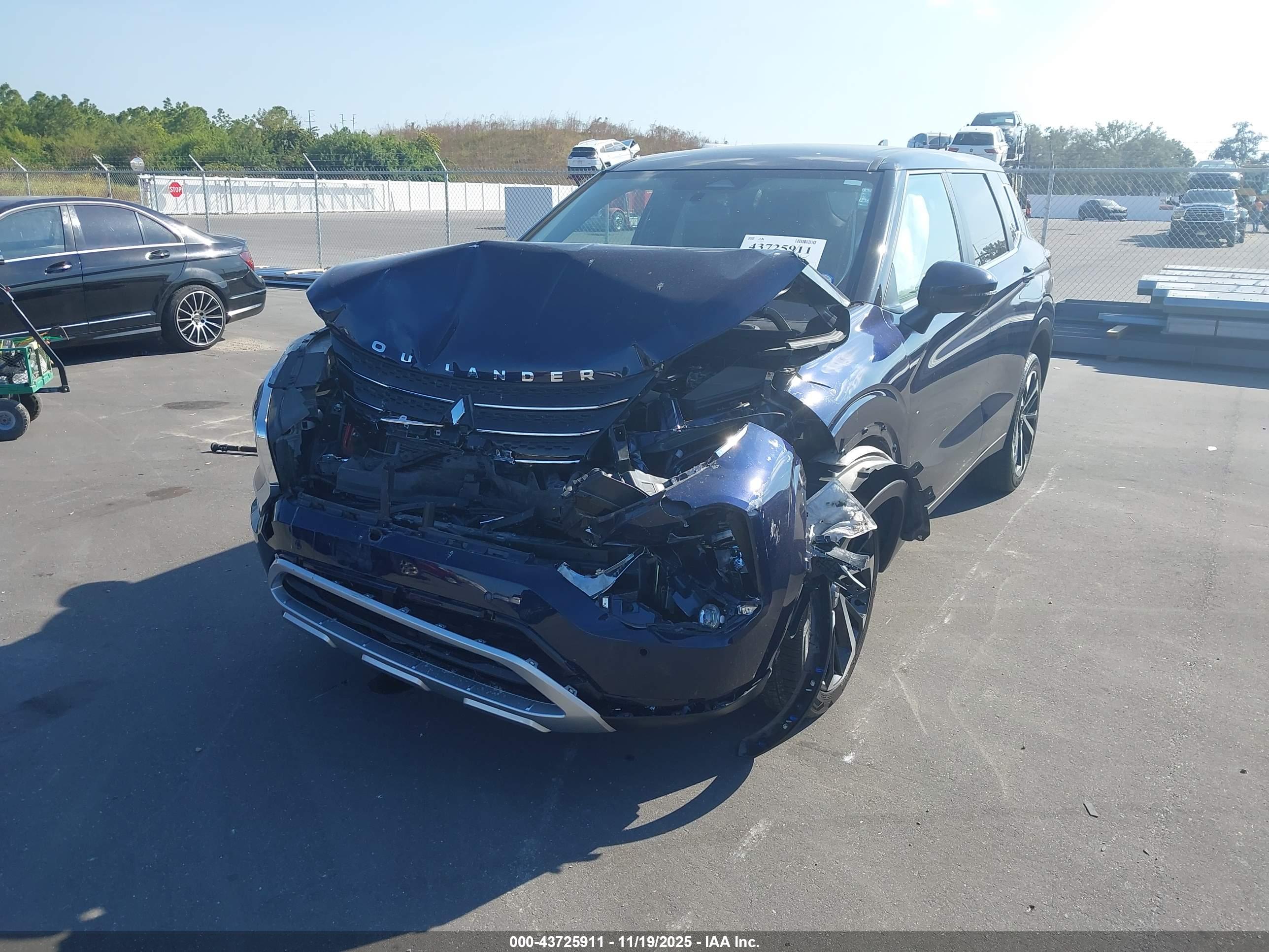 MITSUBISHI OUTLANDER image 2