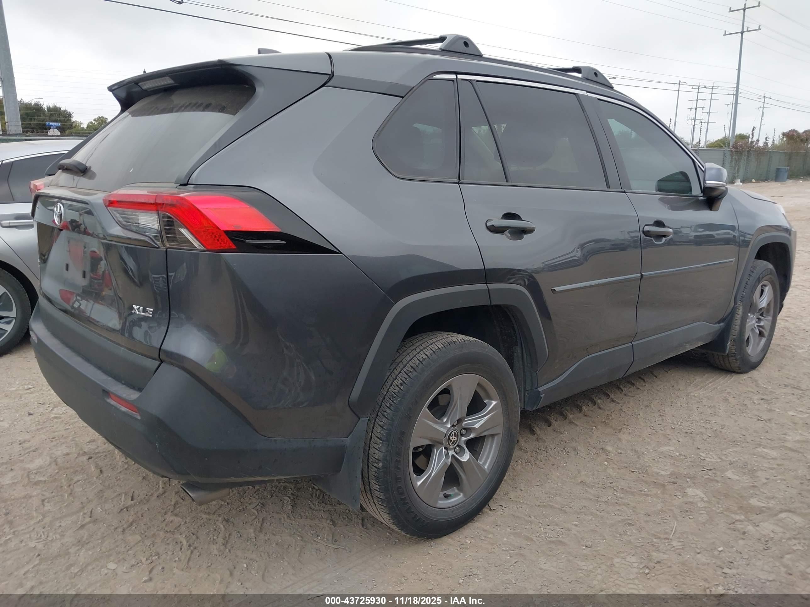TOYOTA RAV4 image 4