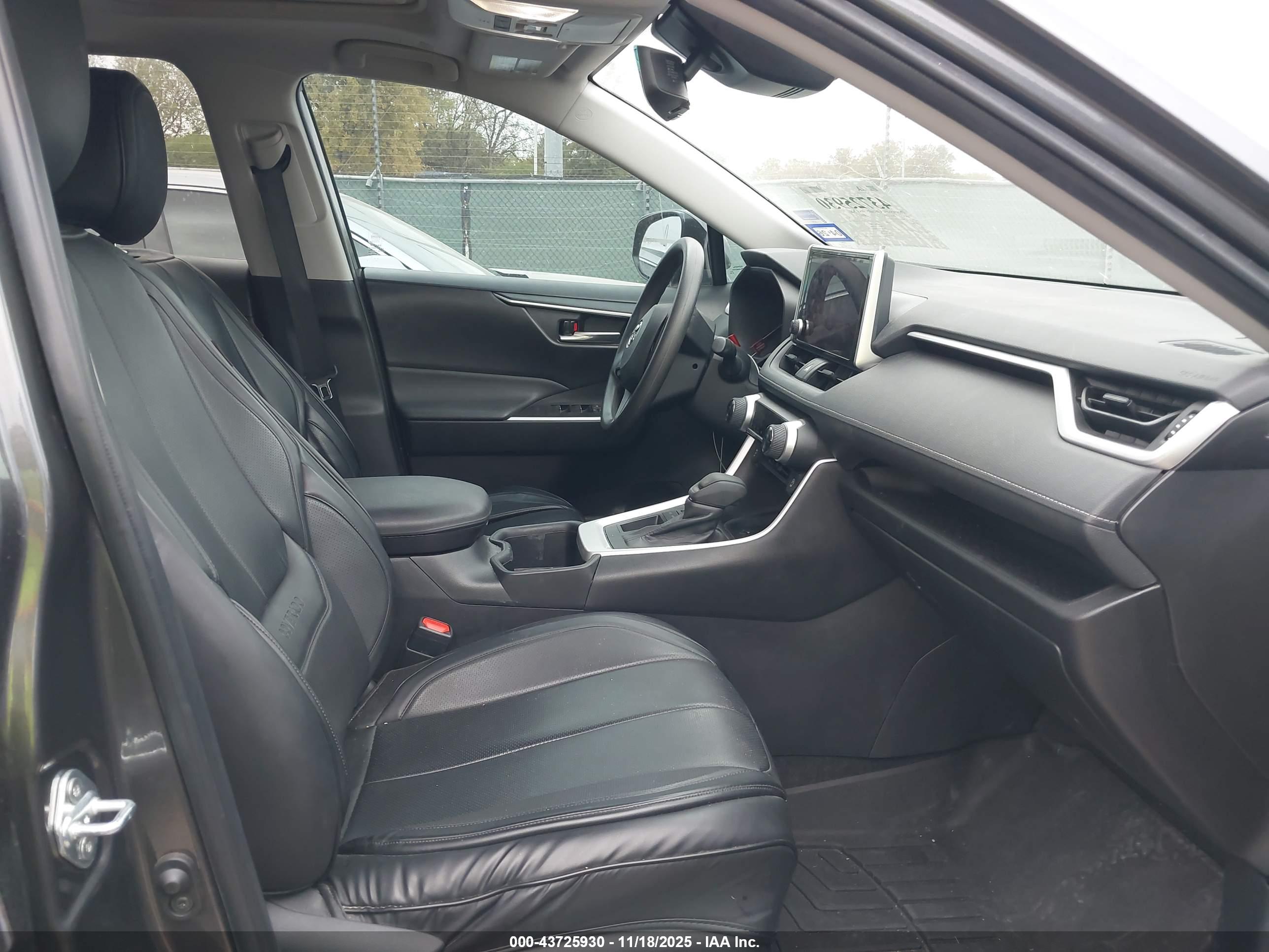 TOYOTA RAV4 image 5