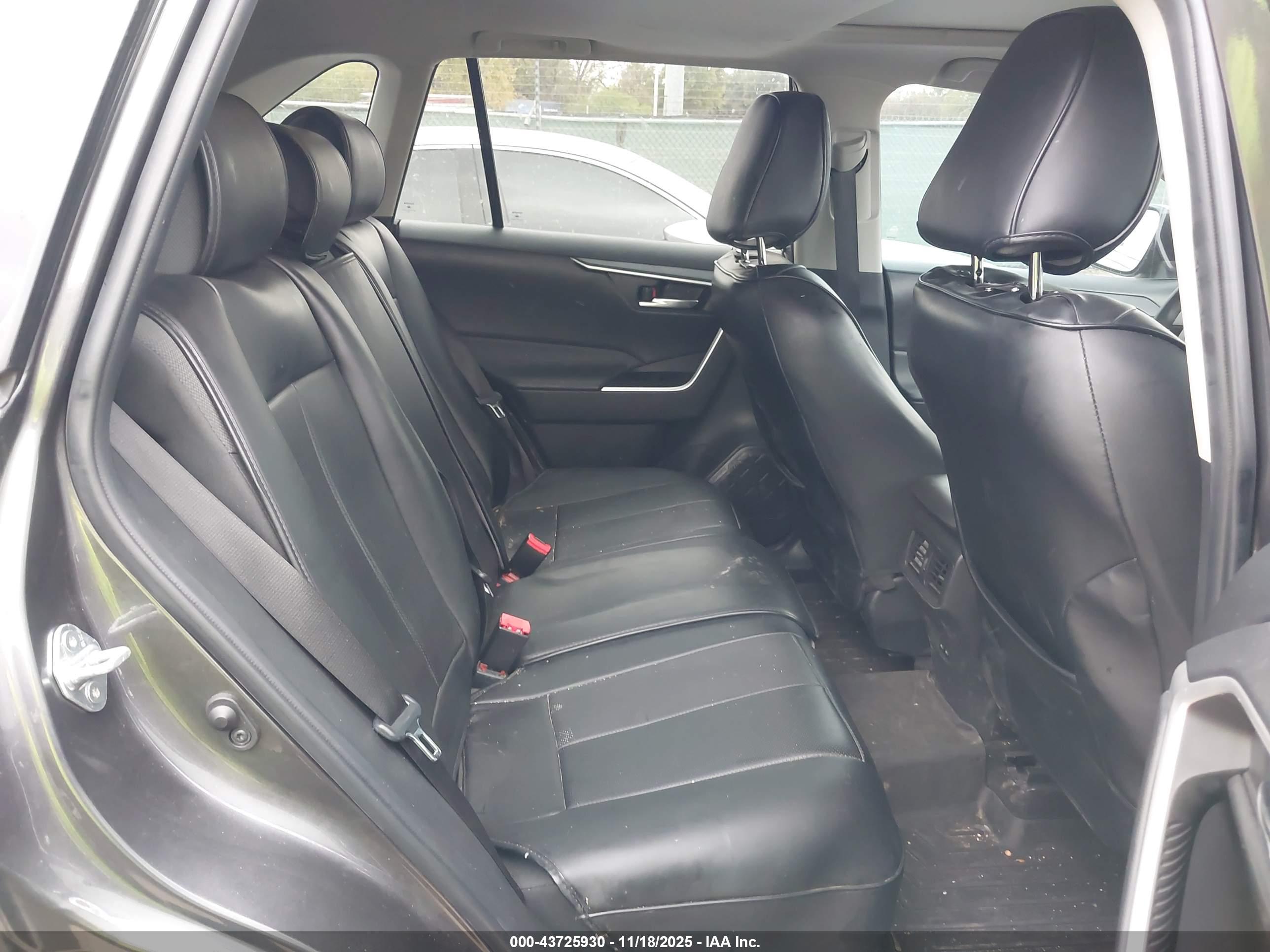 TOYOTA RAV4 image 8