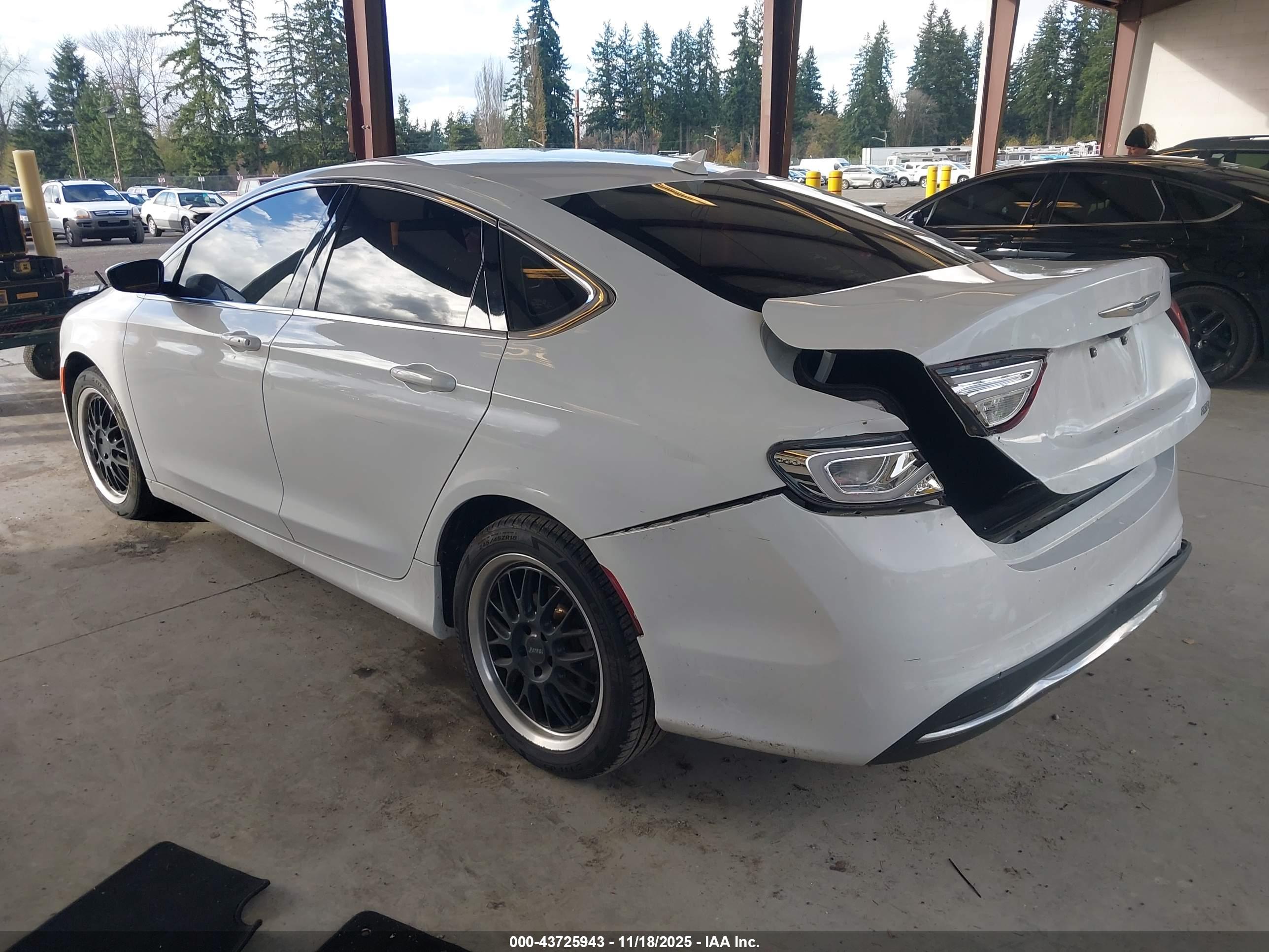 CHRYSLER 200 image 3