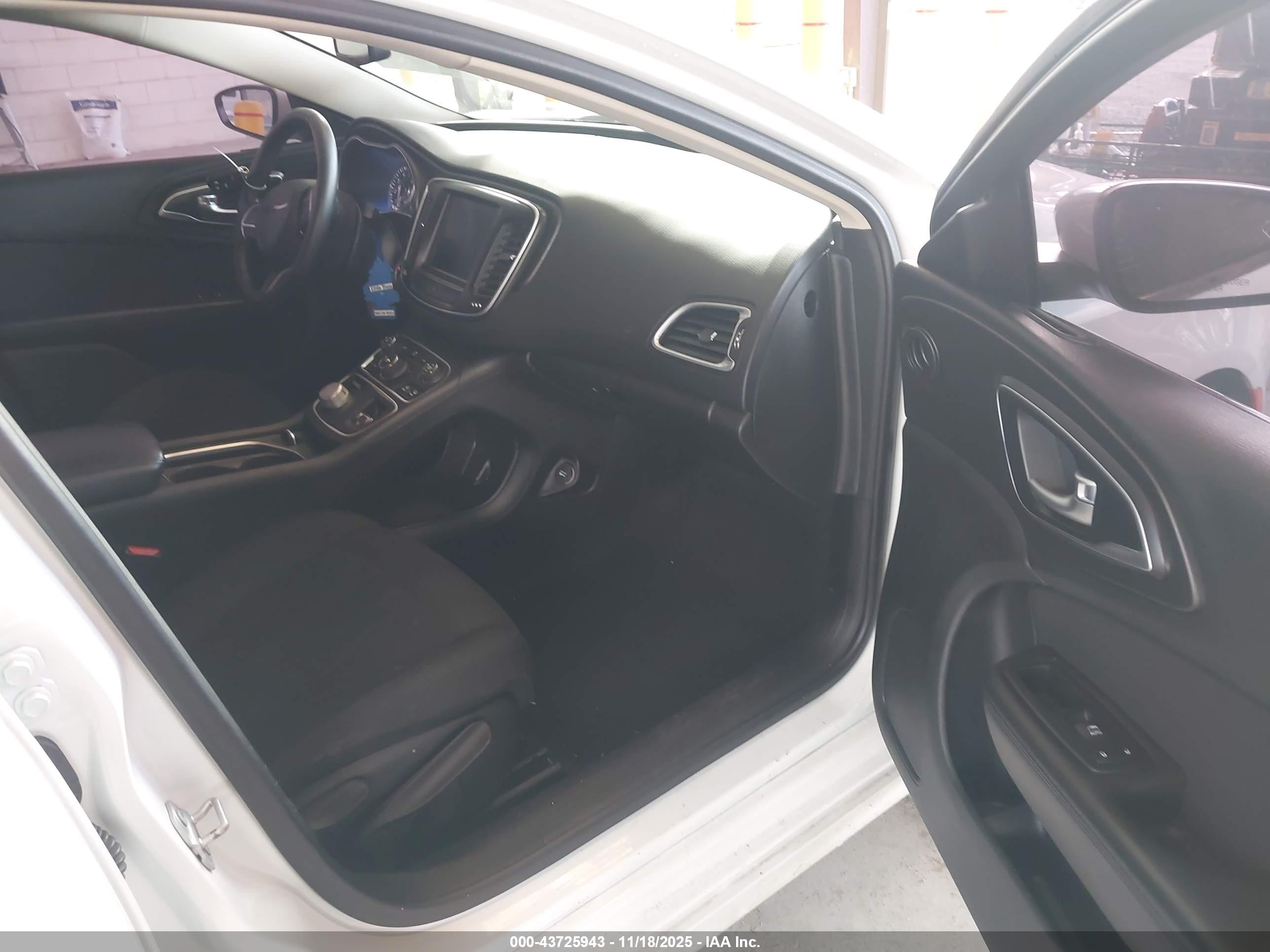 CHRYSLER 200 image 5