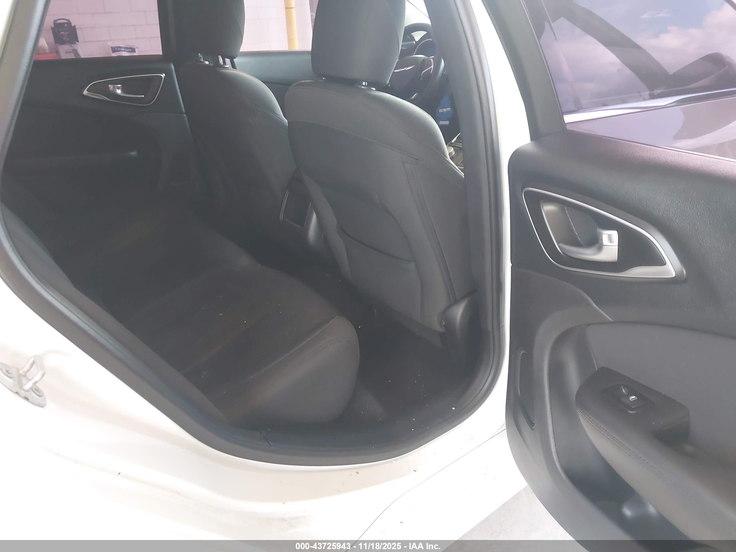 CHRYSLER 200 image 8