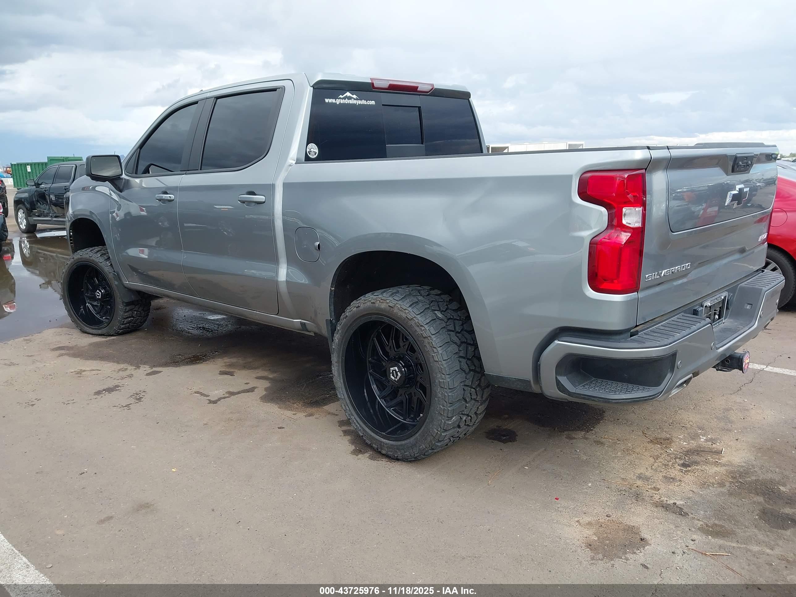 CHEVROLET SILVERADO image 3