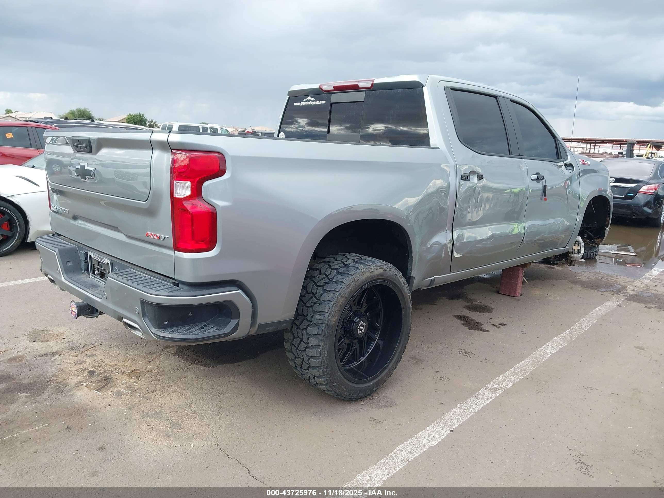 CHEVROLET SILVERADO image 4