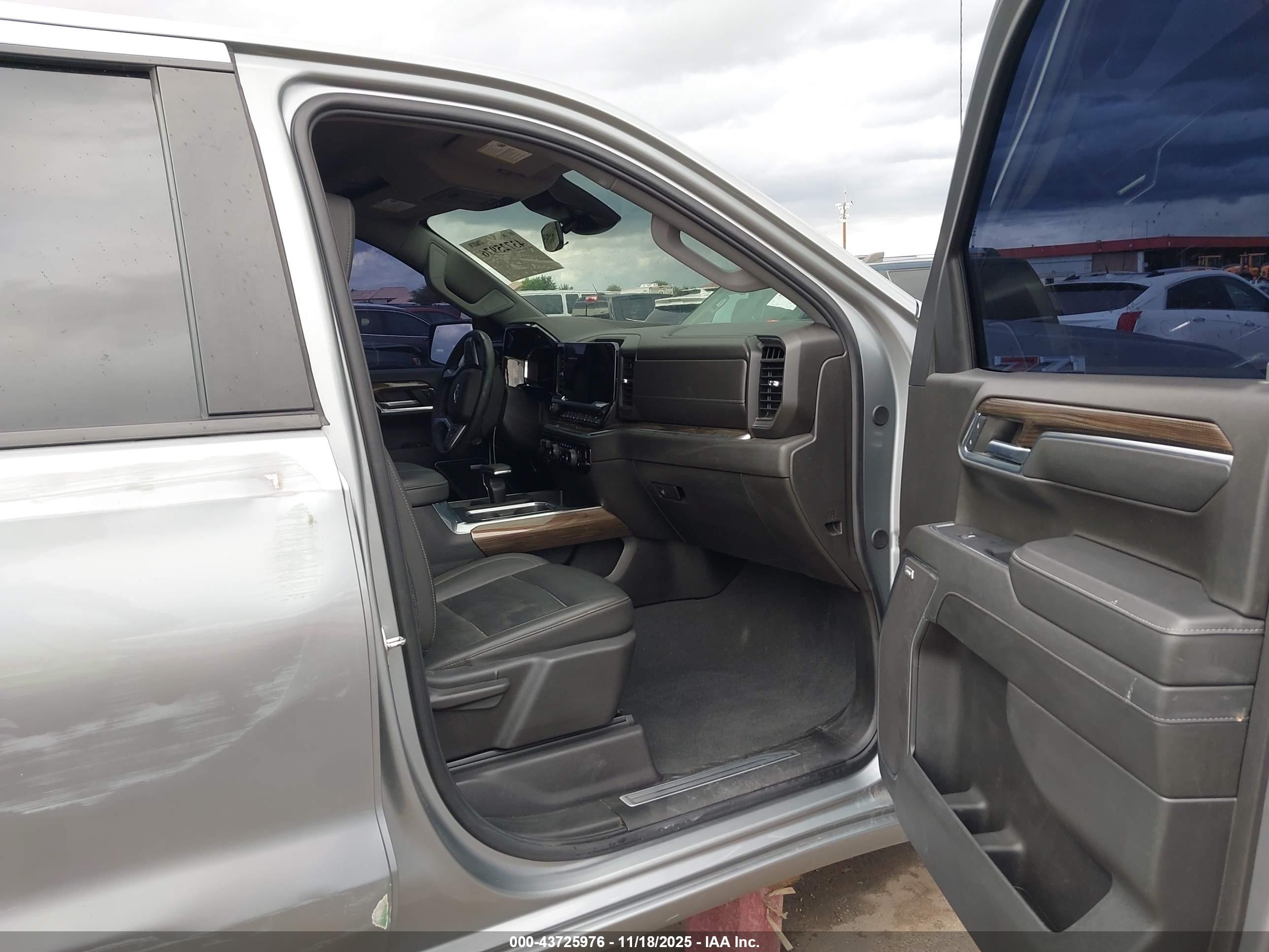 CHEVROLET SILVERADO image 5