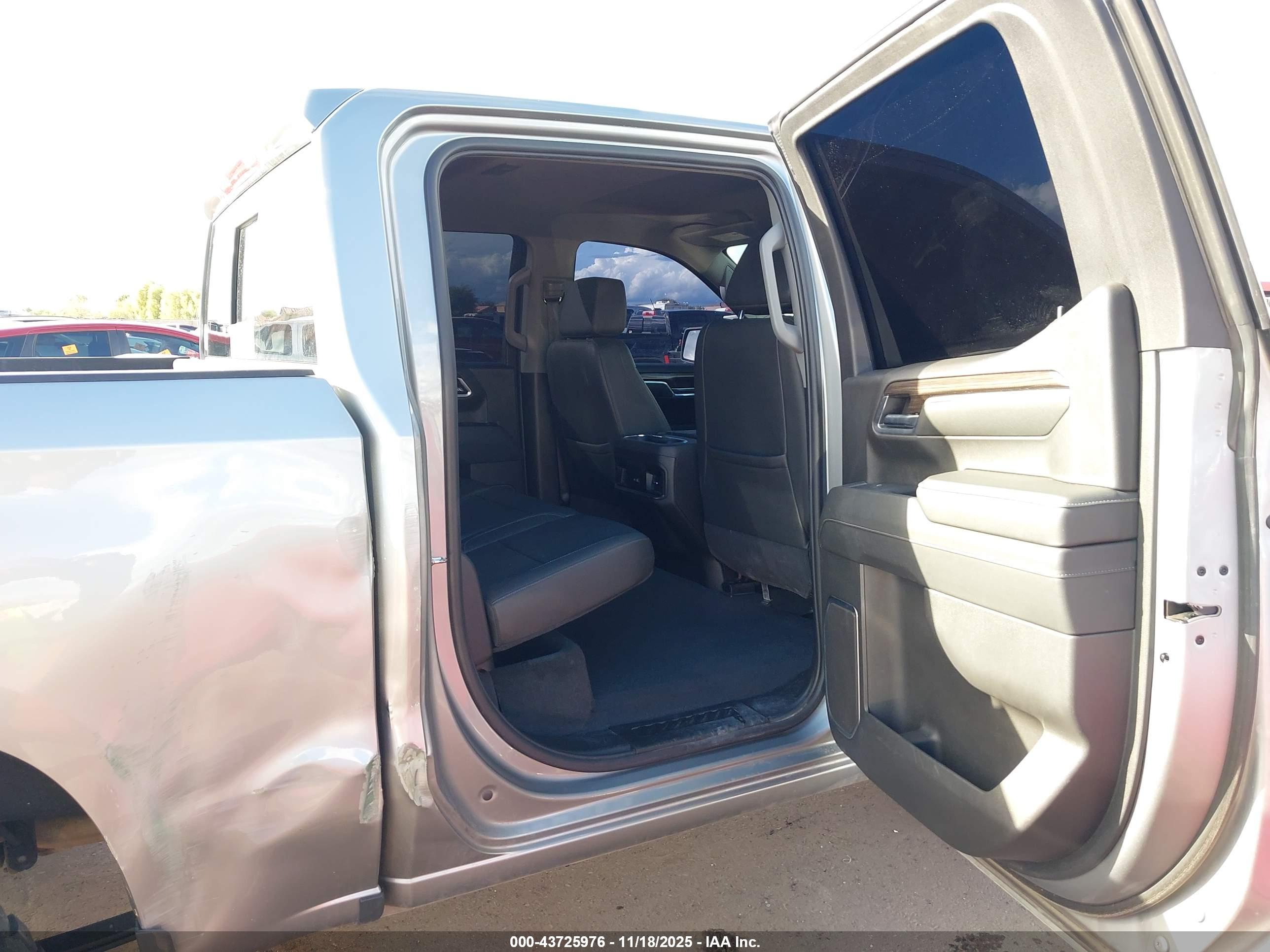CHEVROLET SILVERADO image 8