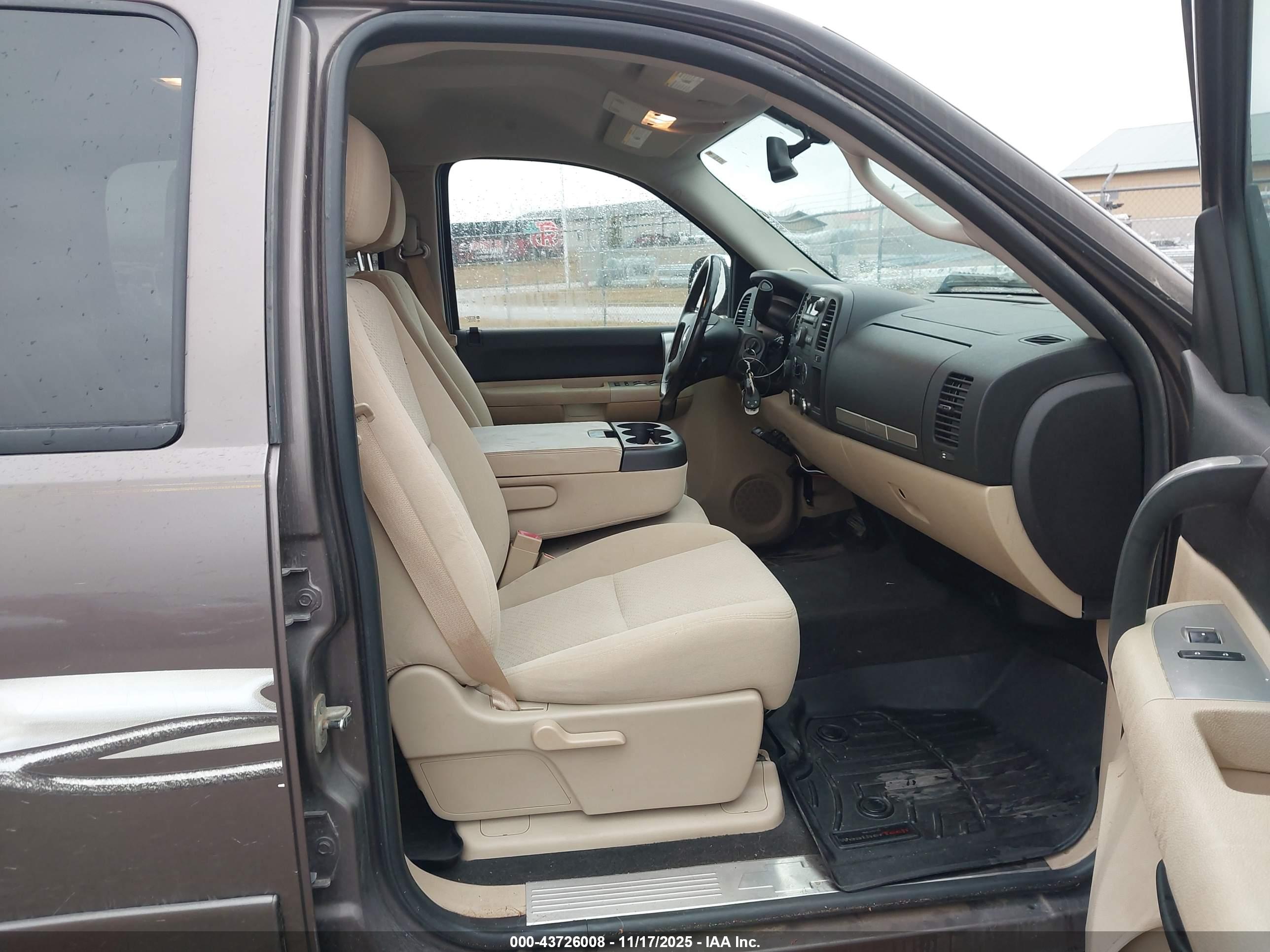 CHEVROLET SILVERADO image 5