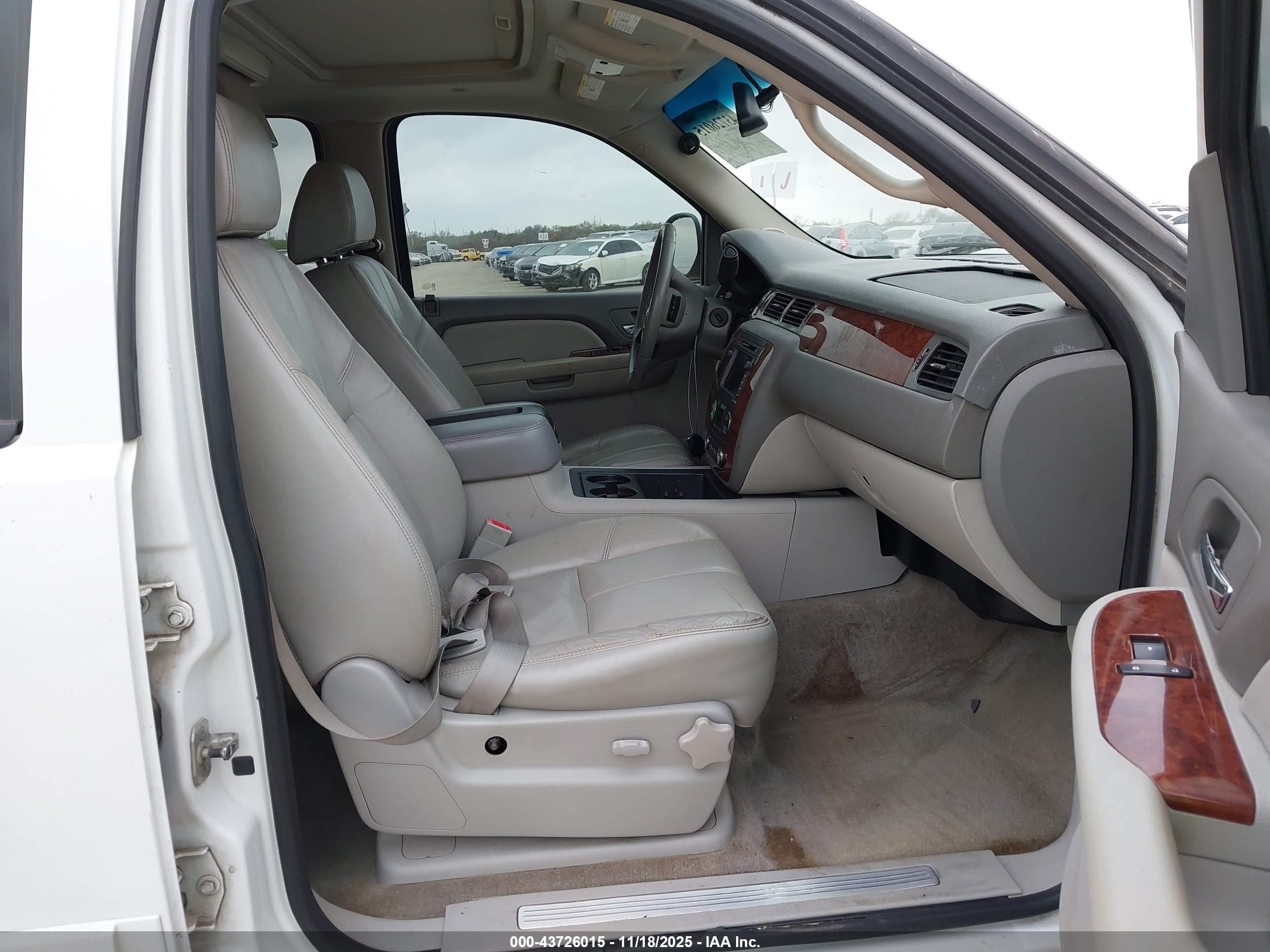 CHEVROLET TAHOE image 5