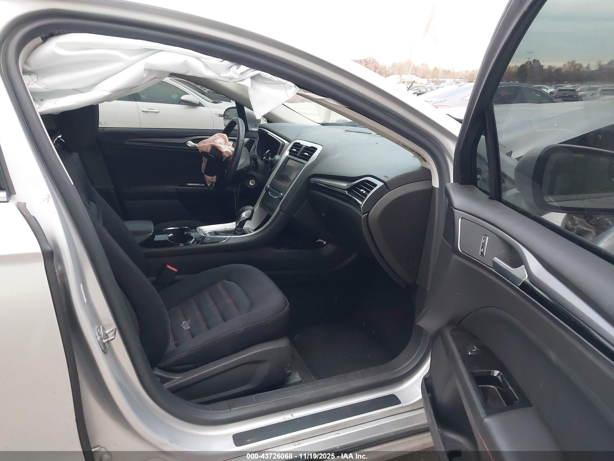 FORD FUSION image 5