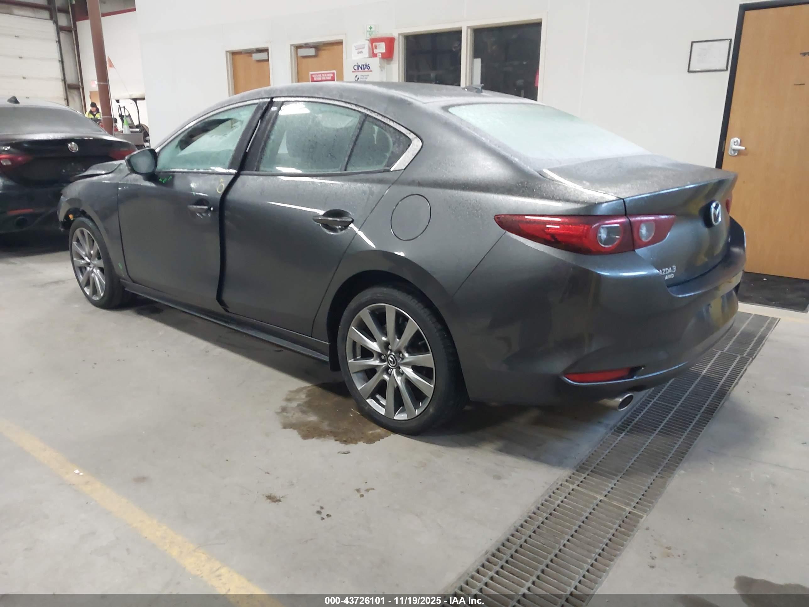MAZDA MAZDA3 image 3