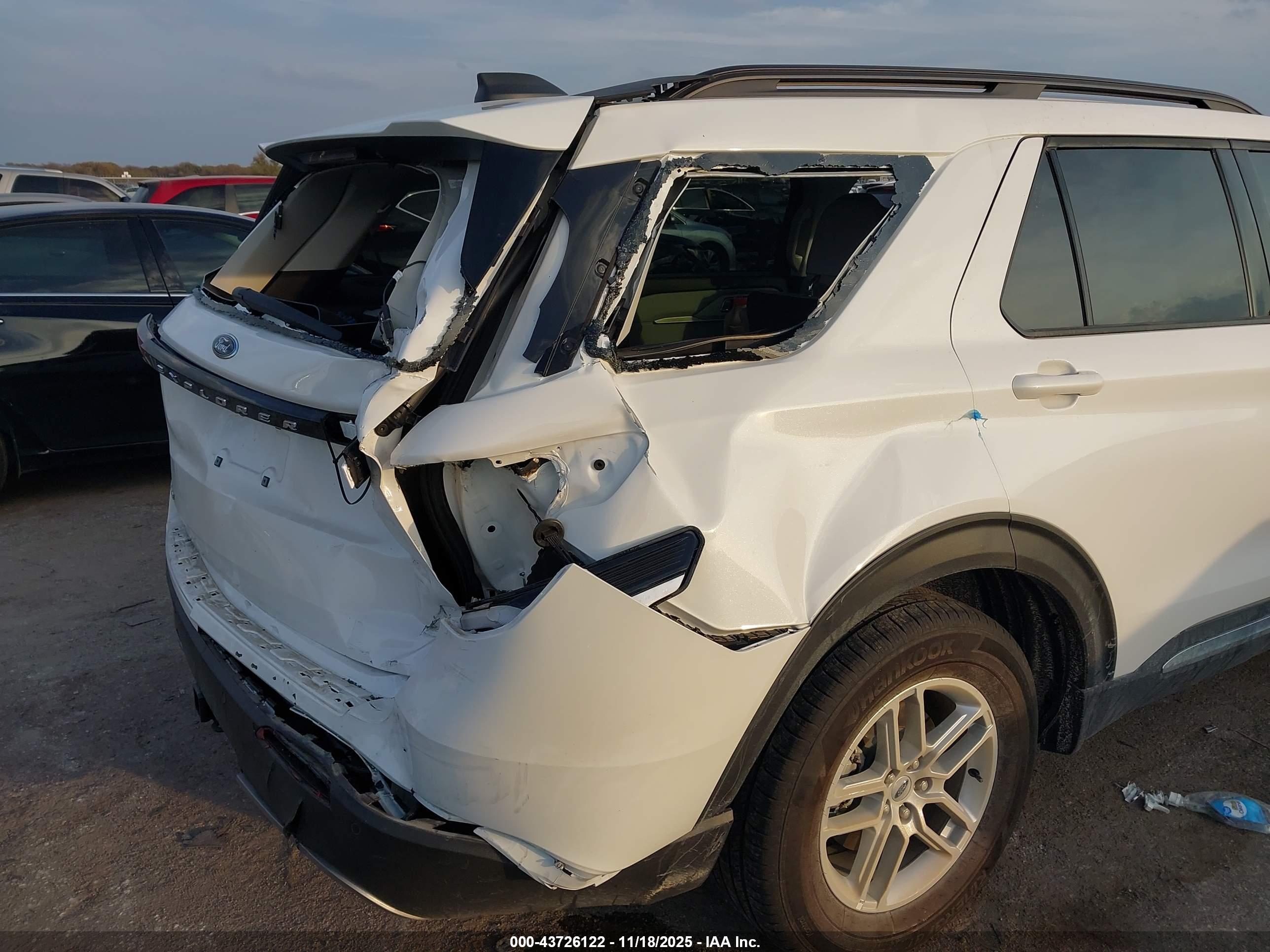 FORD EXPLORER image 6