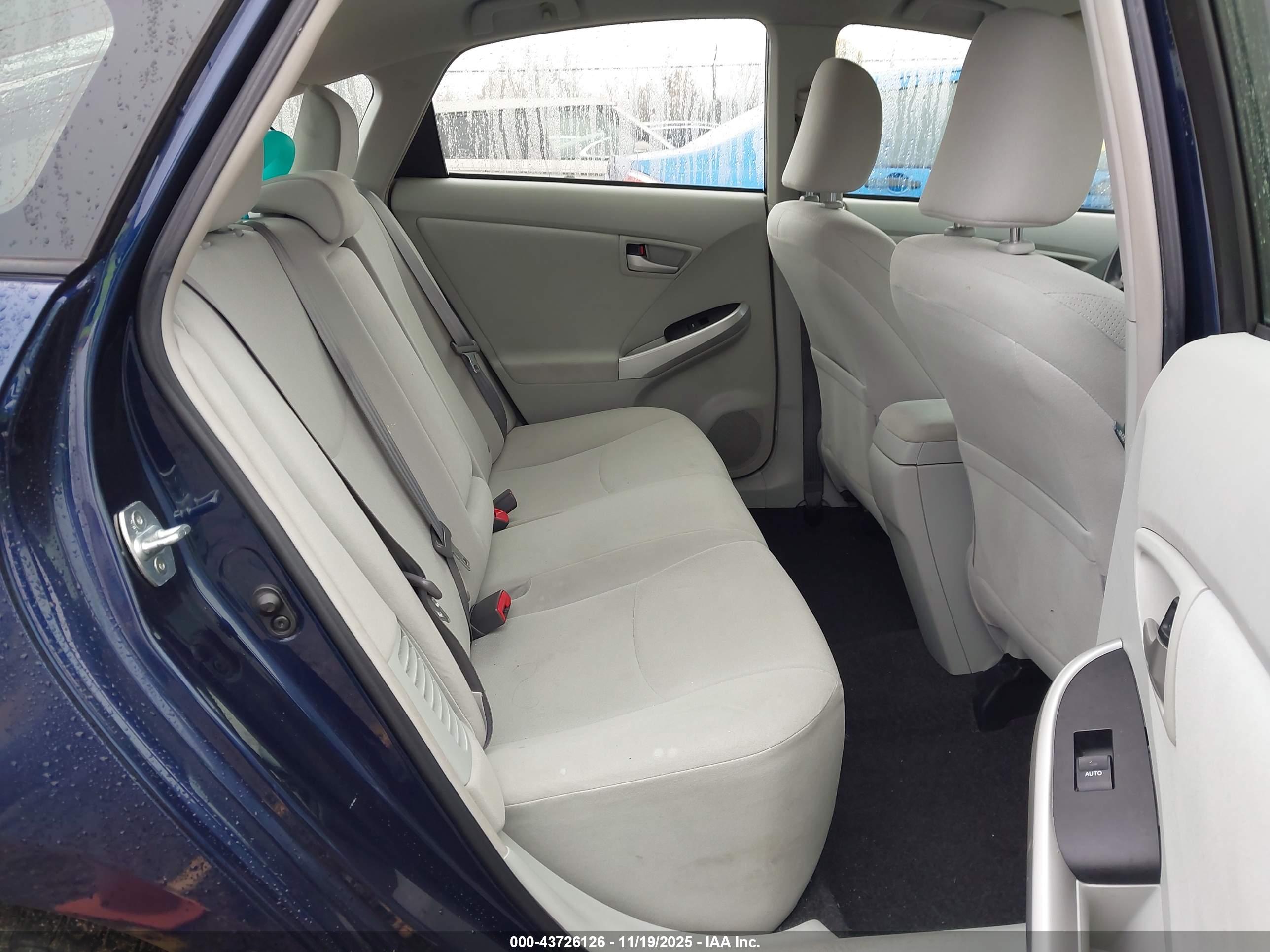 TOYOTA PRIUS image 8