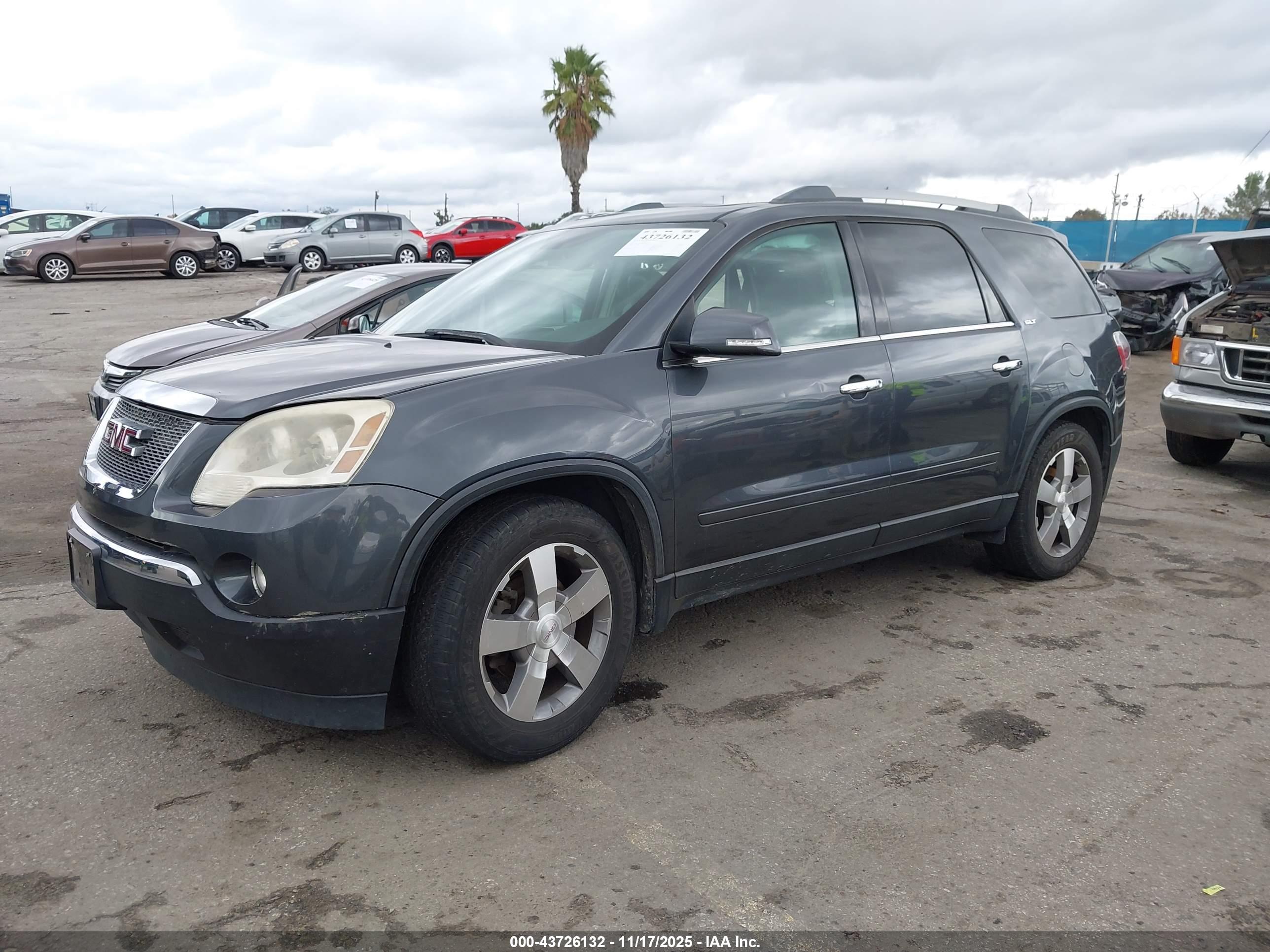 GMC ACADIA image 2