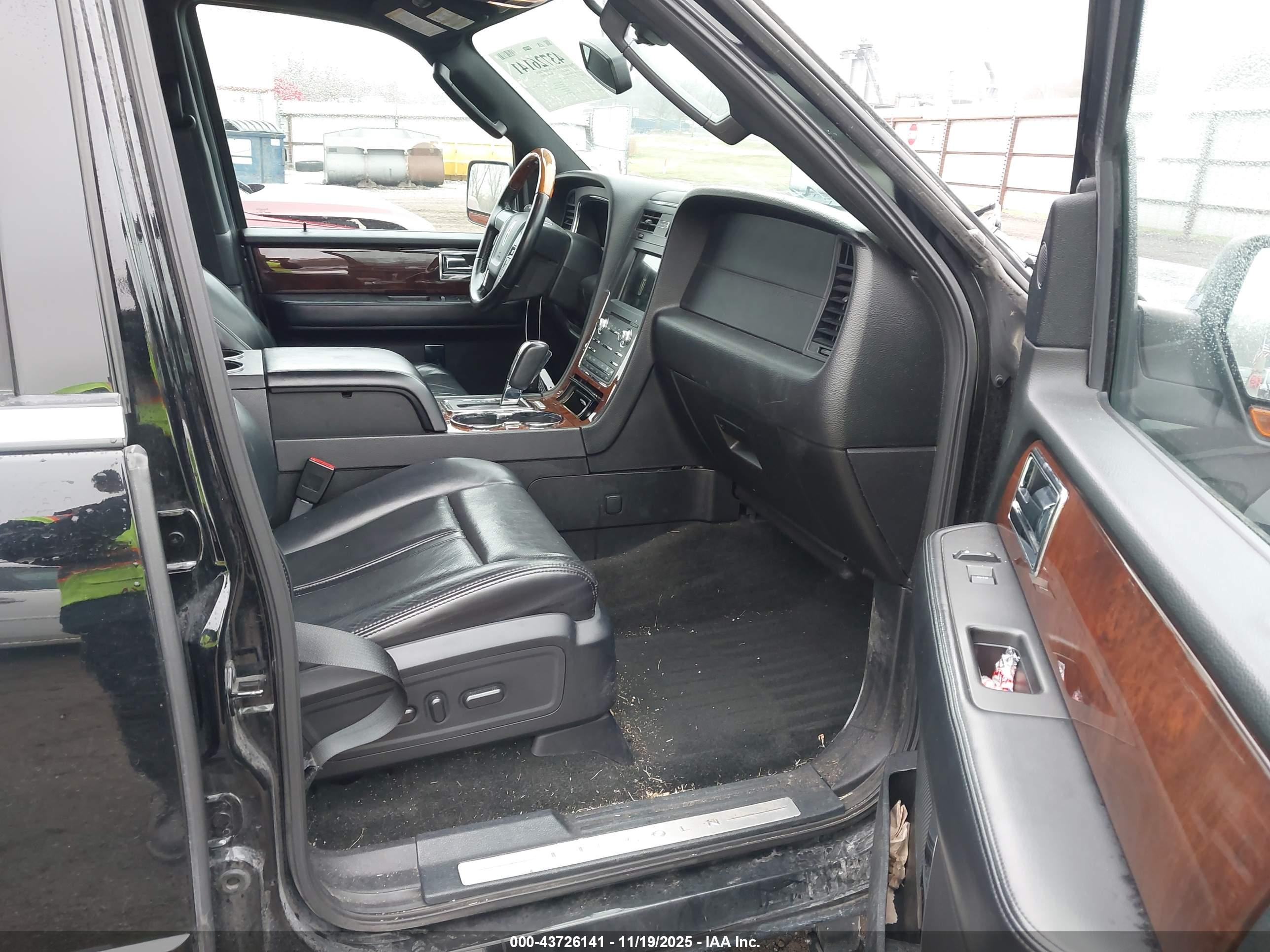 LINCOLN NAVIGATOR image 5