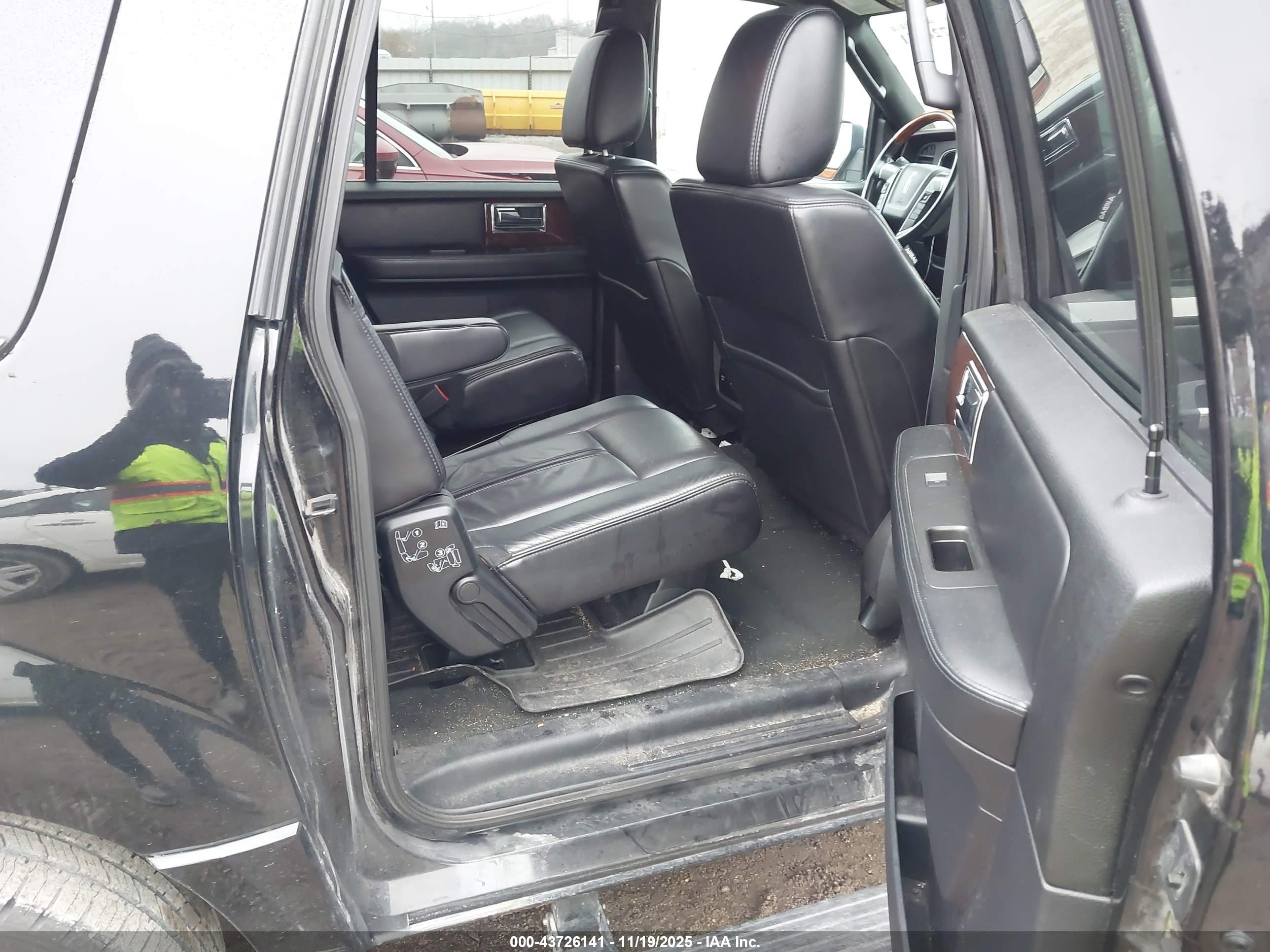 LINCOLN NAVIGATOR image 8