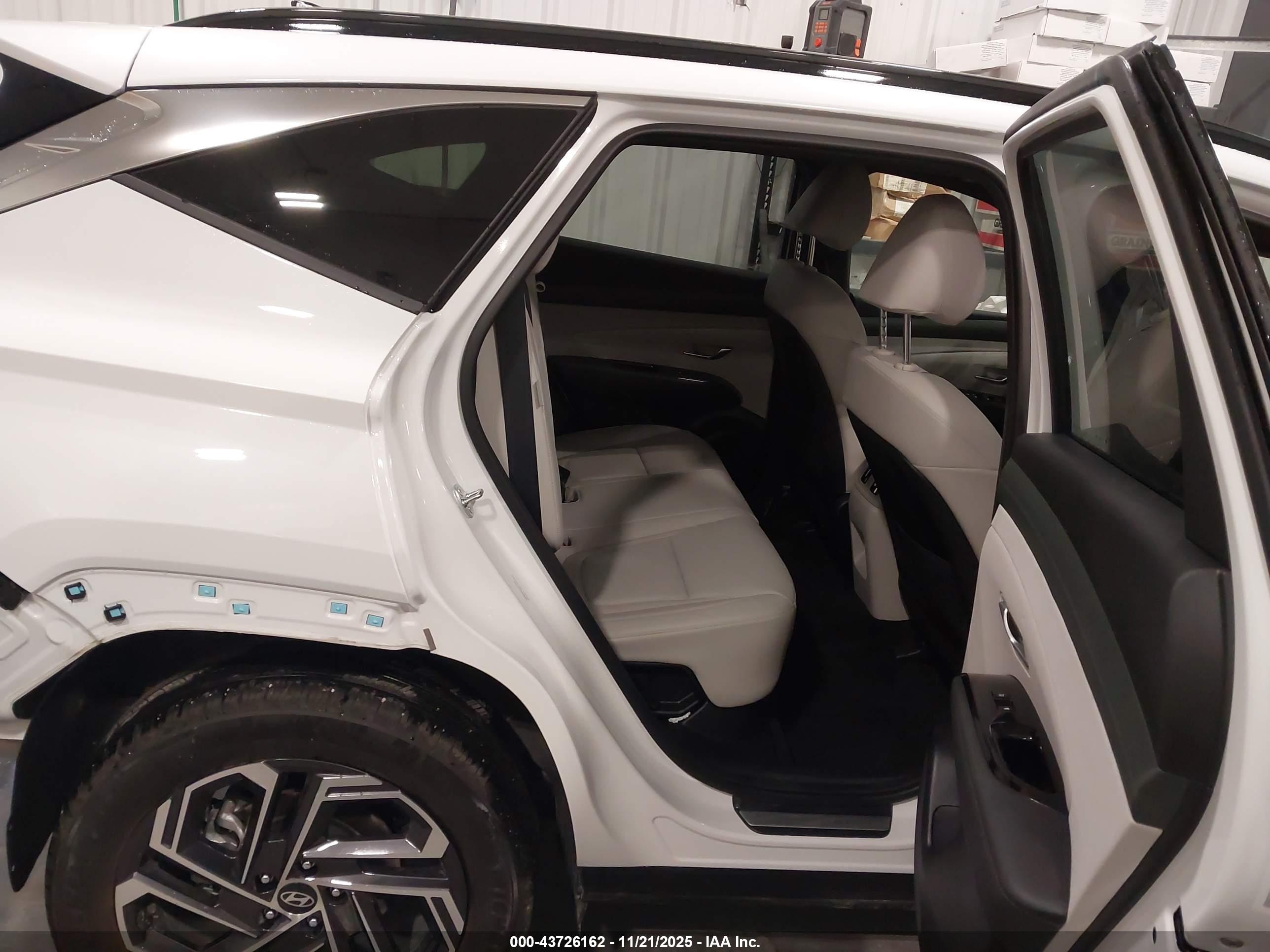 HYUNDAI TUCSON image 8