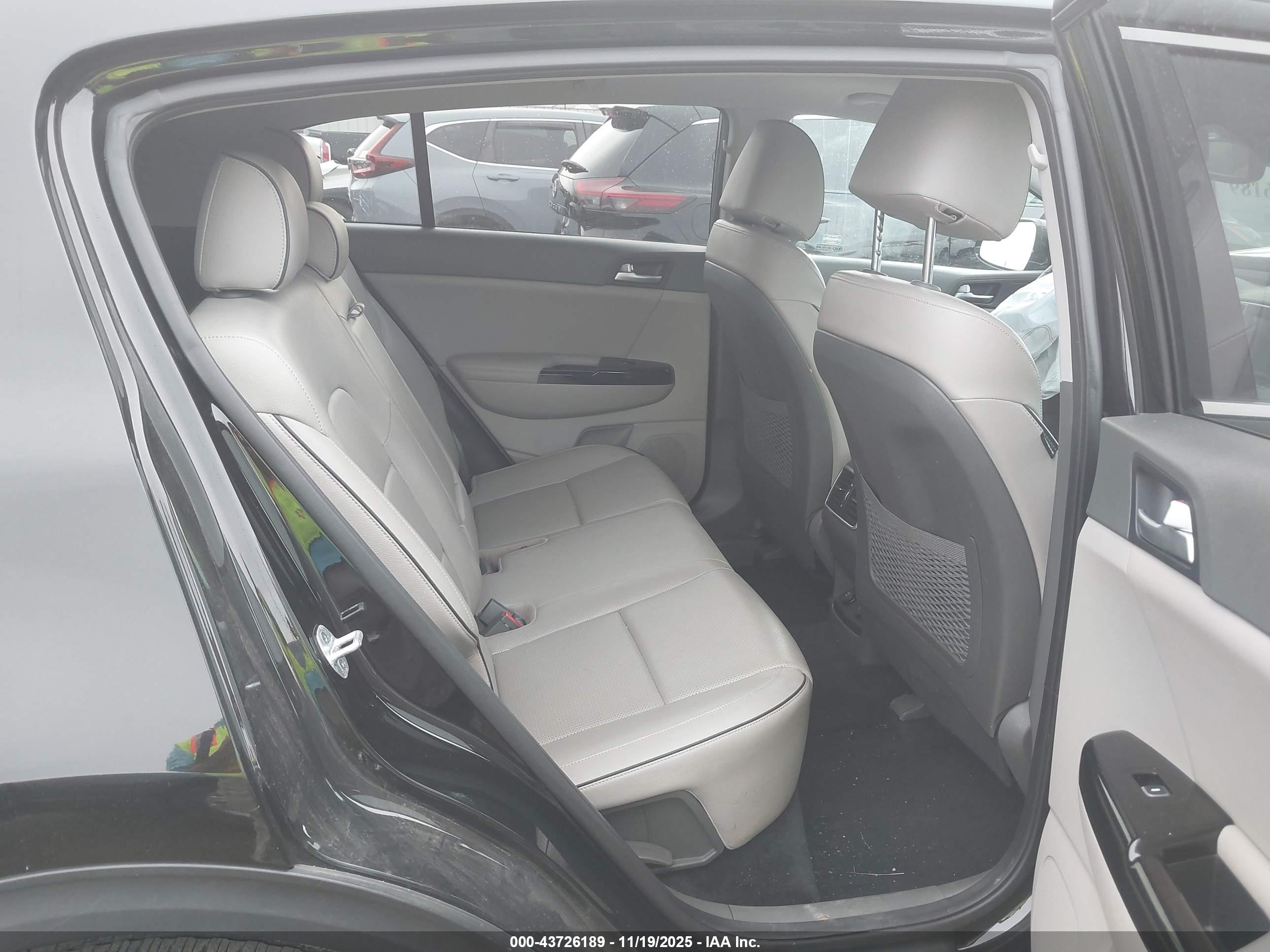 KIA SPORTAGE image 8