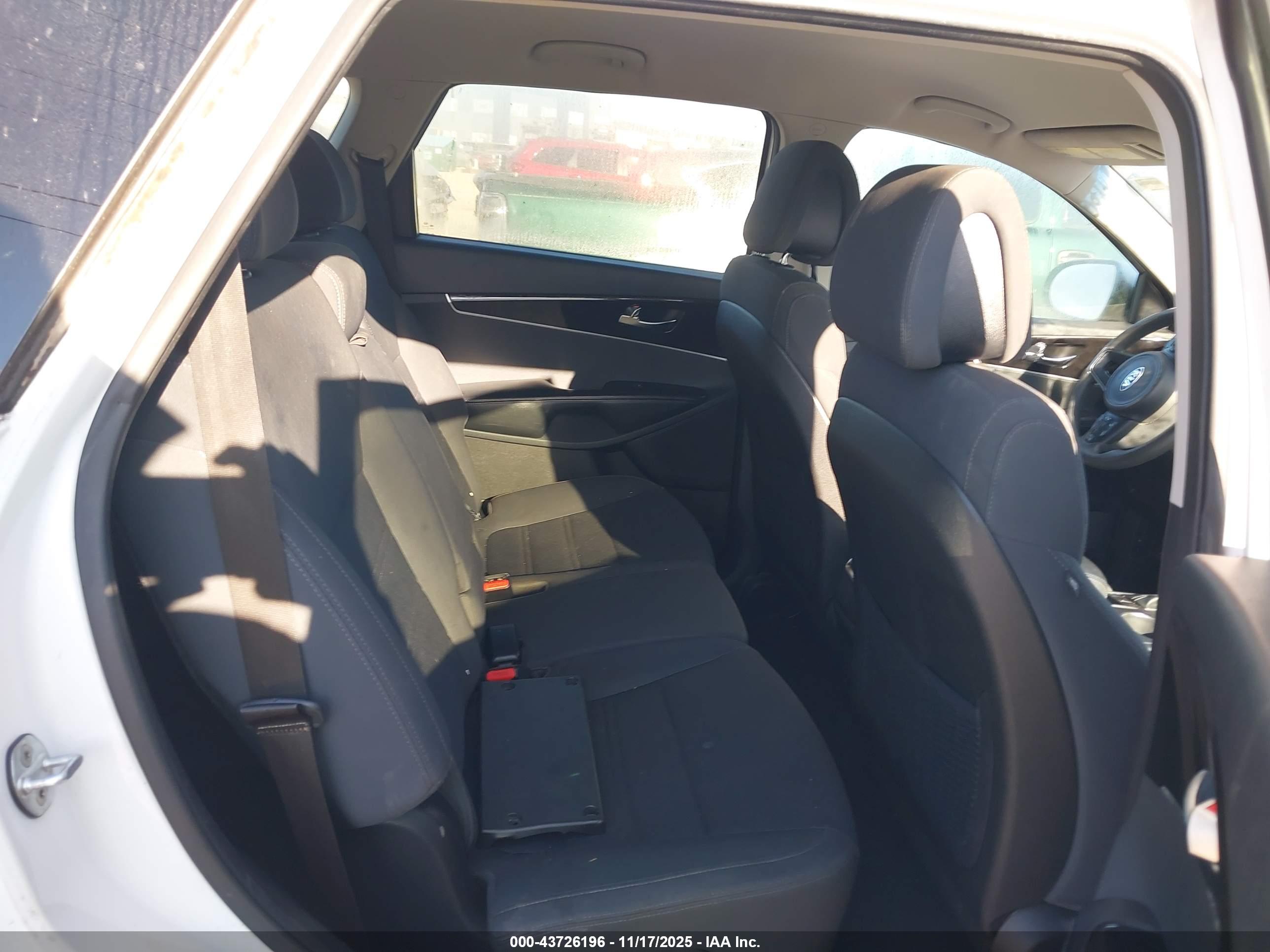 KIA SORENTO image 8