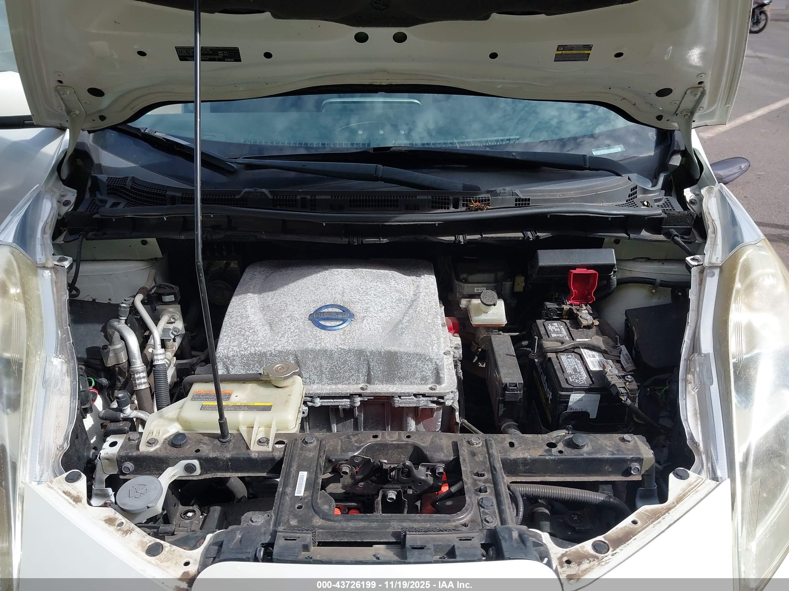 NISSAN LEAF image 10