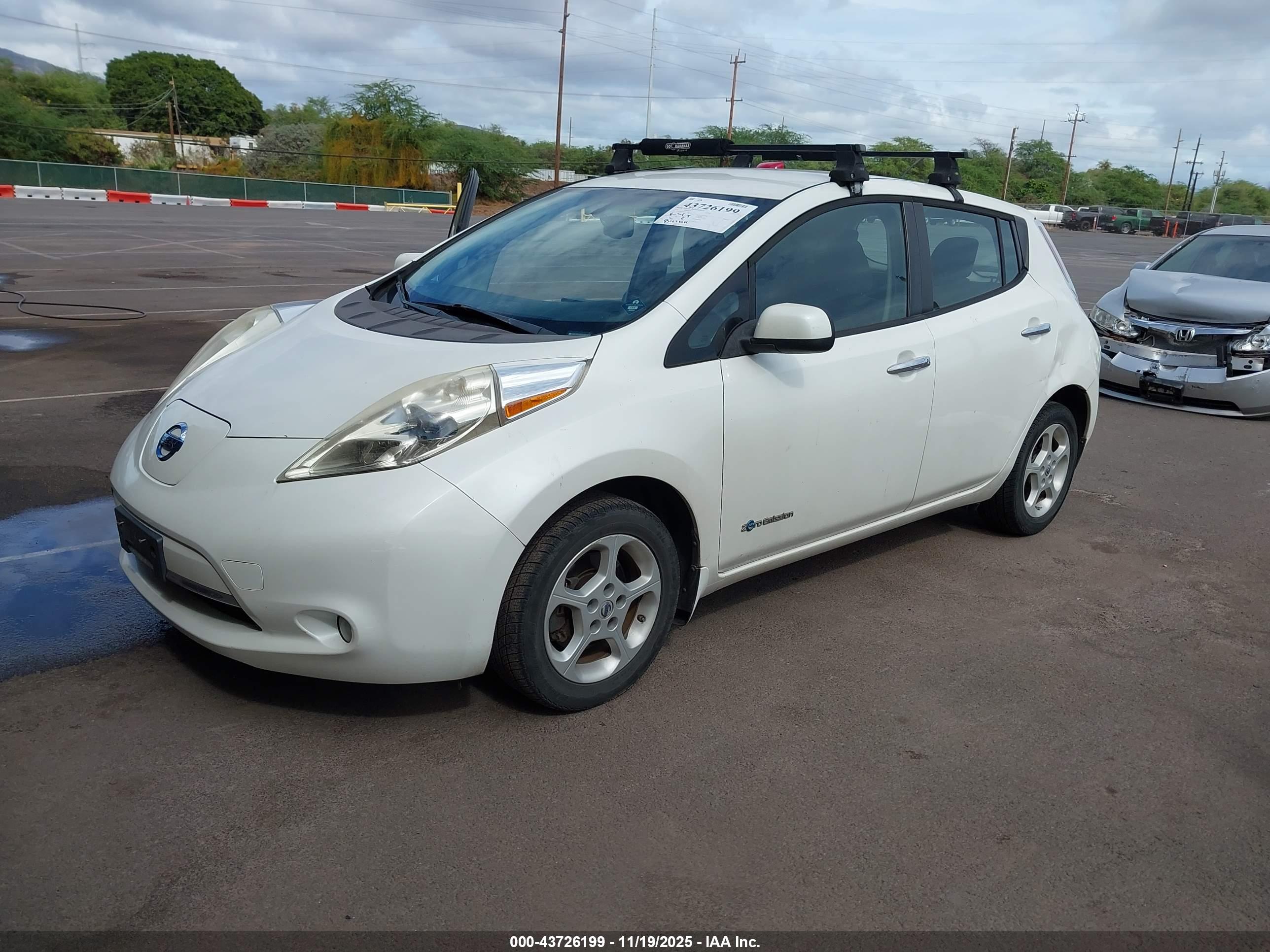 NISSAN LEAF image 2