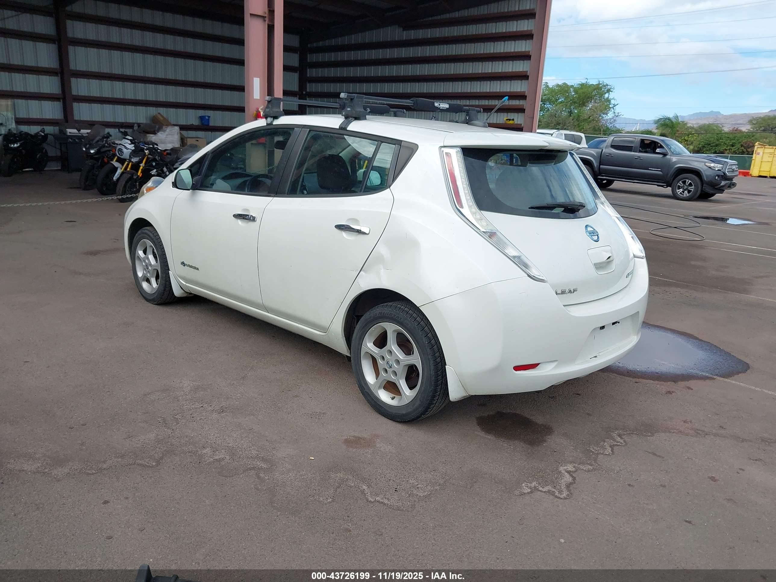 NISSAN LEAF image 3