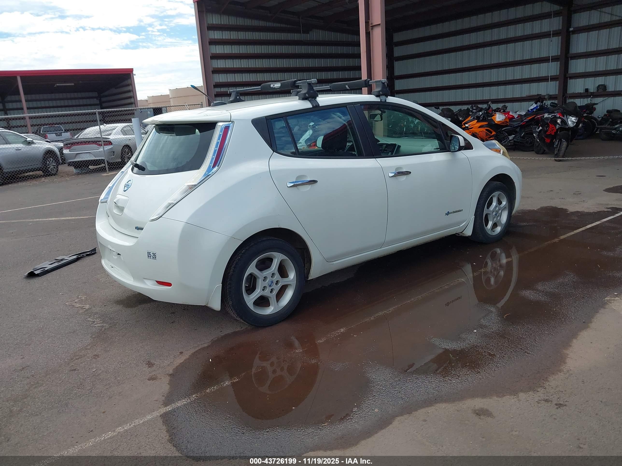 NISSAN LEAF image 4