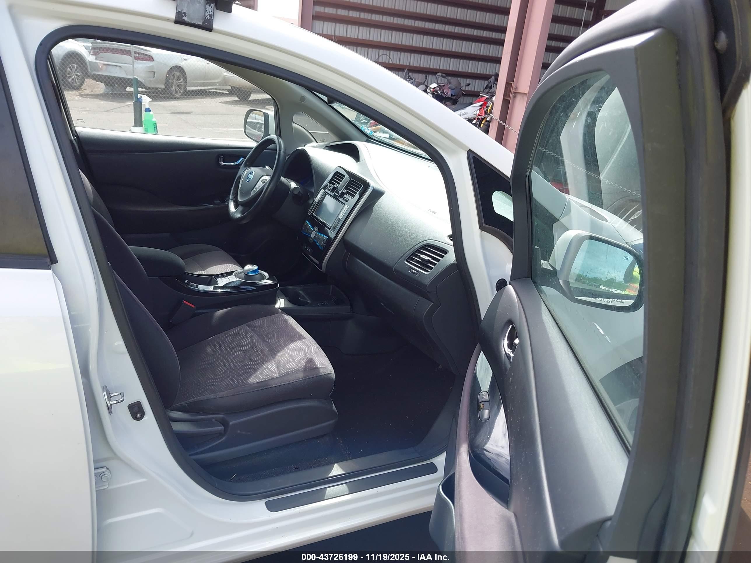 NISSAN LEAF image 5