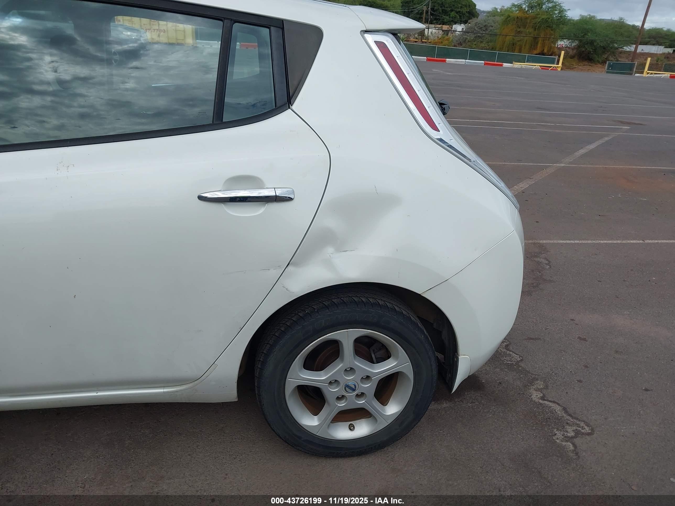 NISSAN LEAF image 6