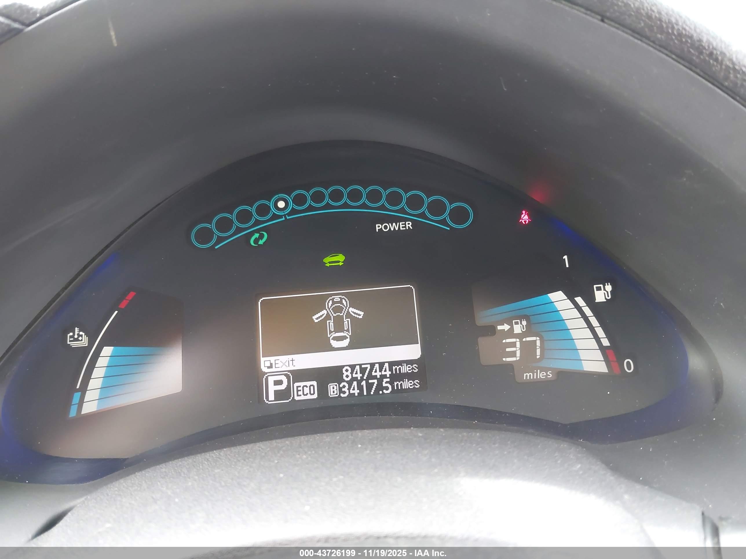 NISSAN LEAF image 7