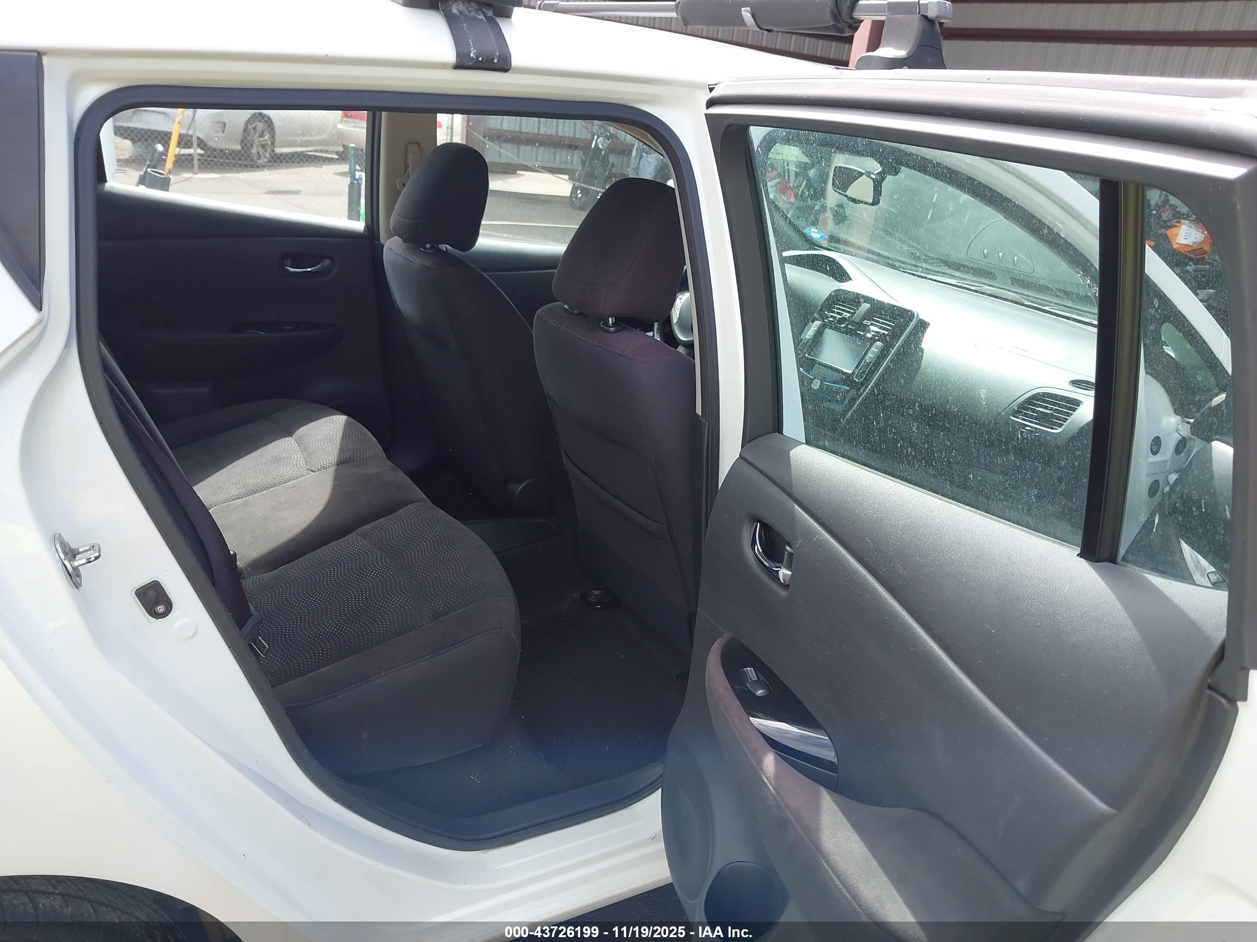 NISSAN LEAF image 8