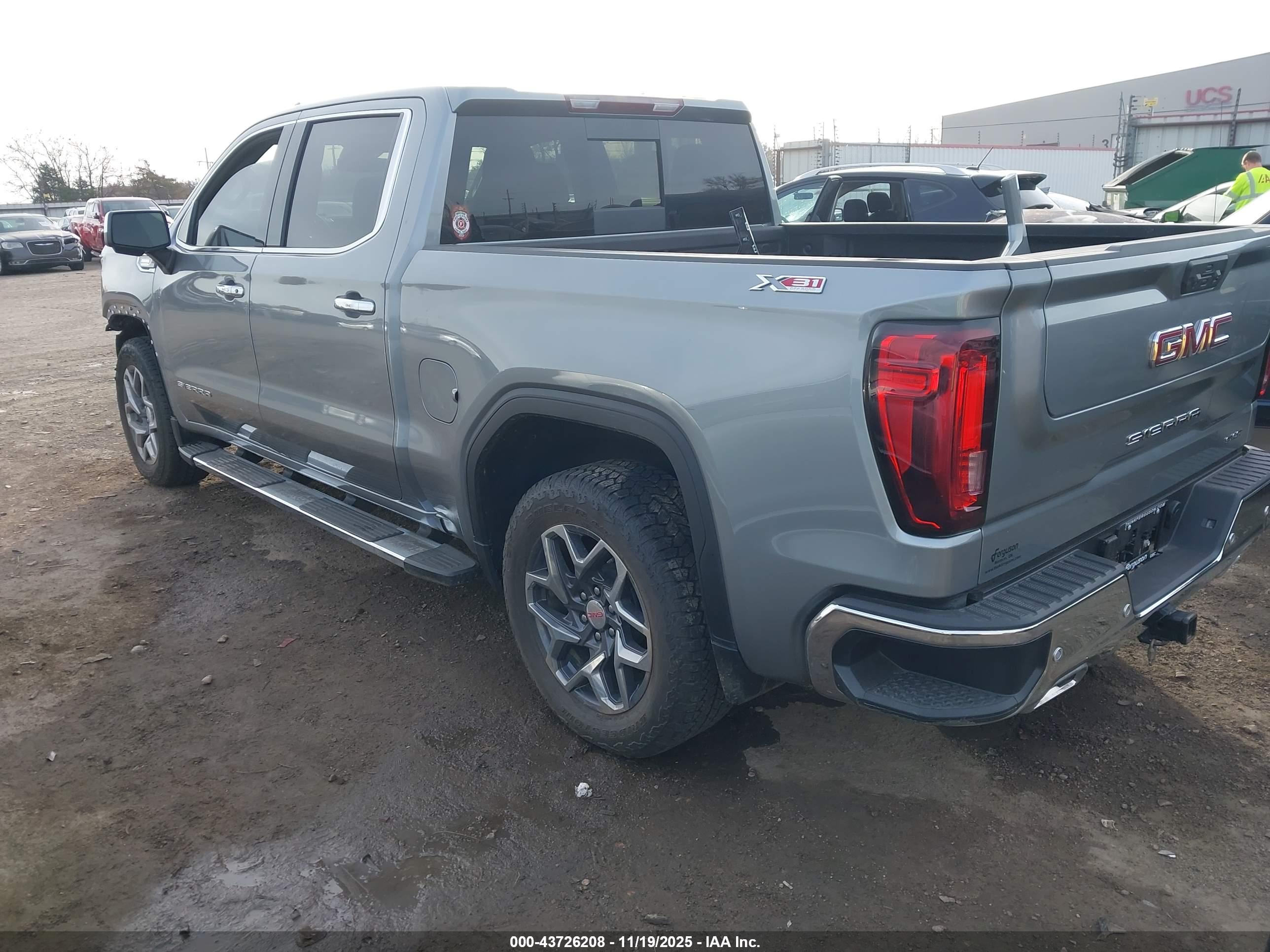 GMC SIERRA image 3