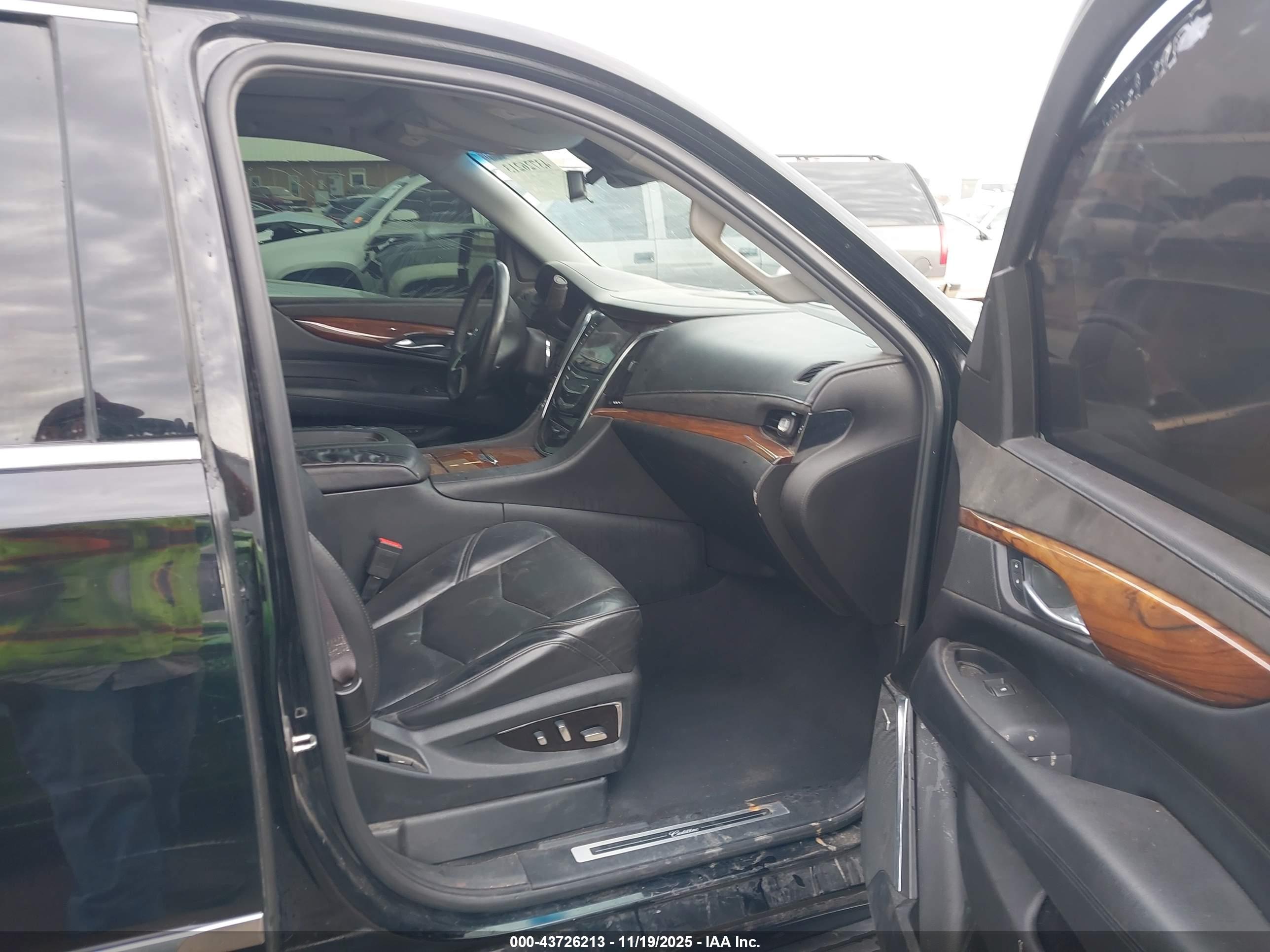 CADILLAC ESCALADE image 5