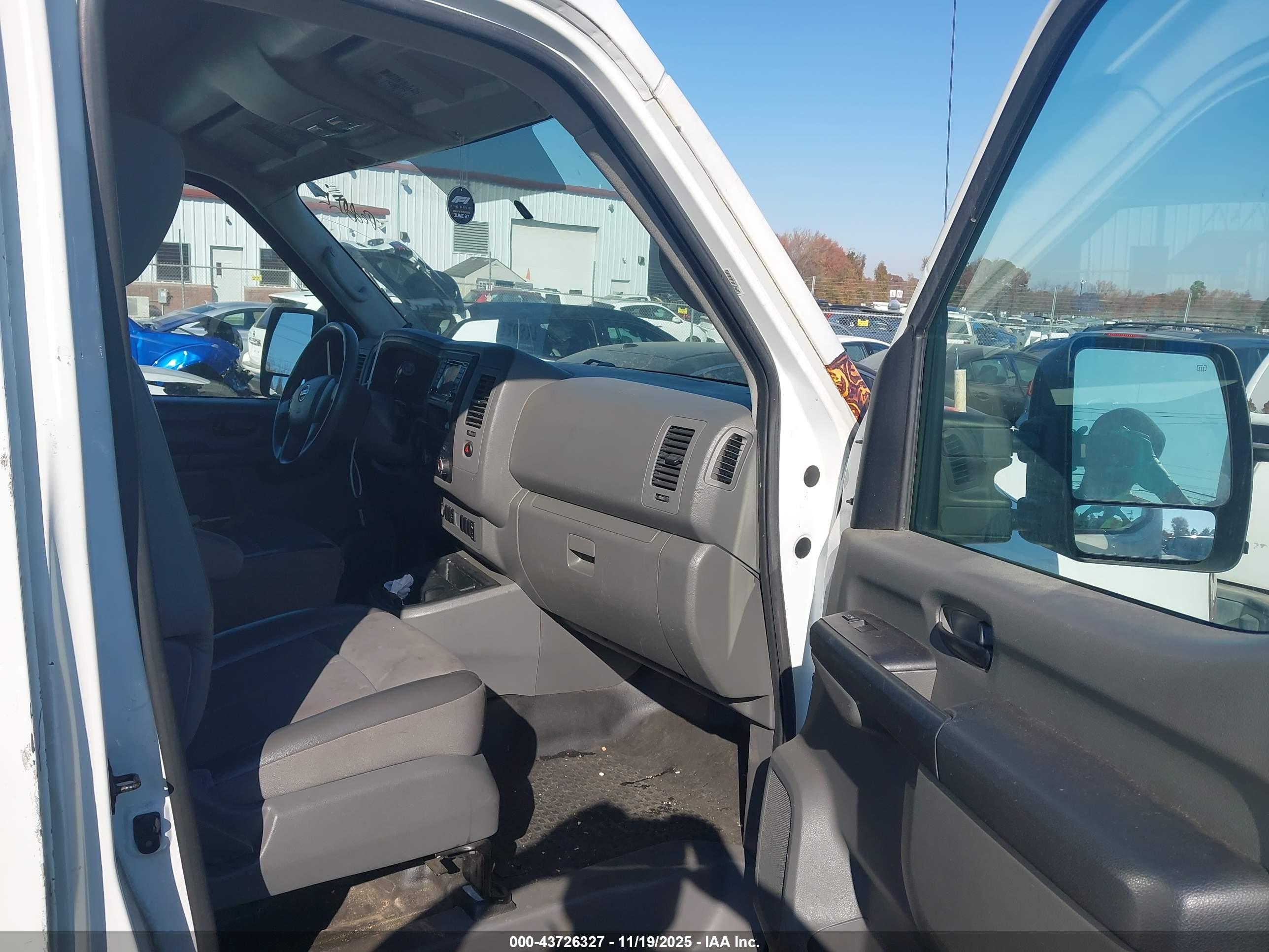 NISSAN NV image 5