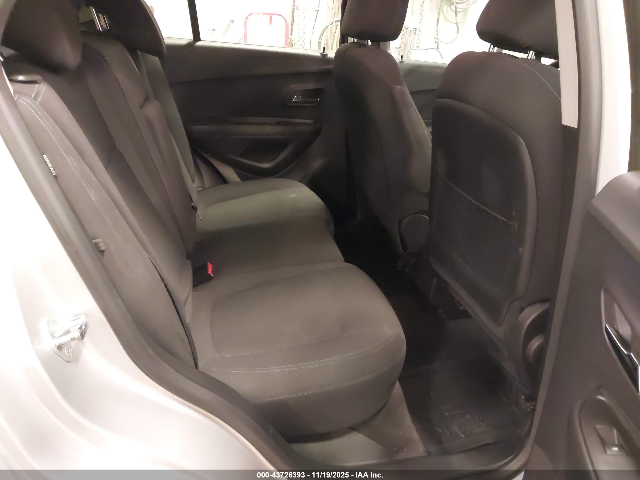 CHEVROLET TRAX image 8