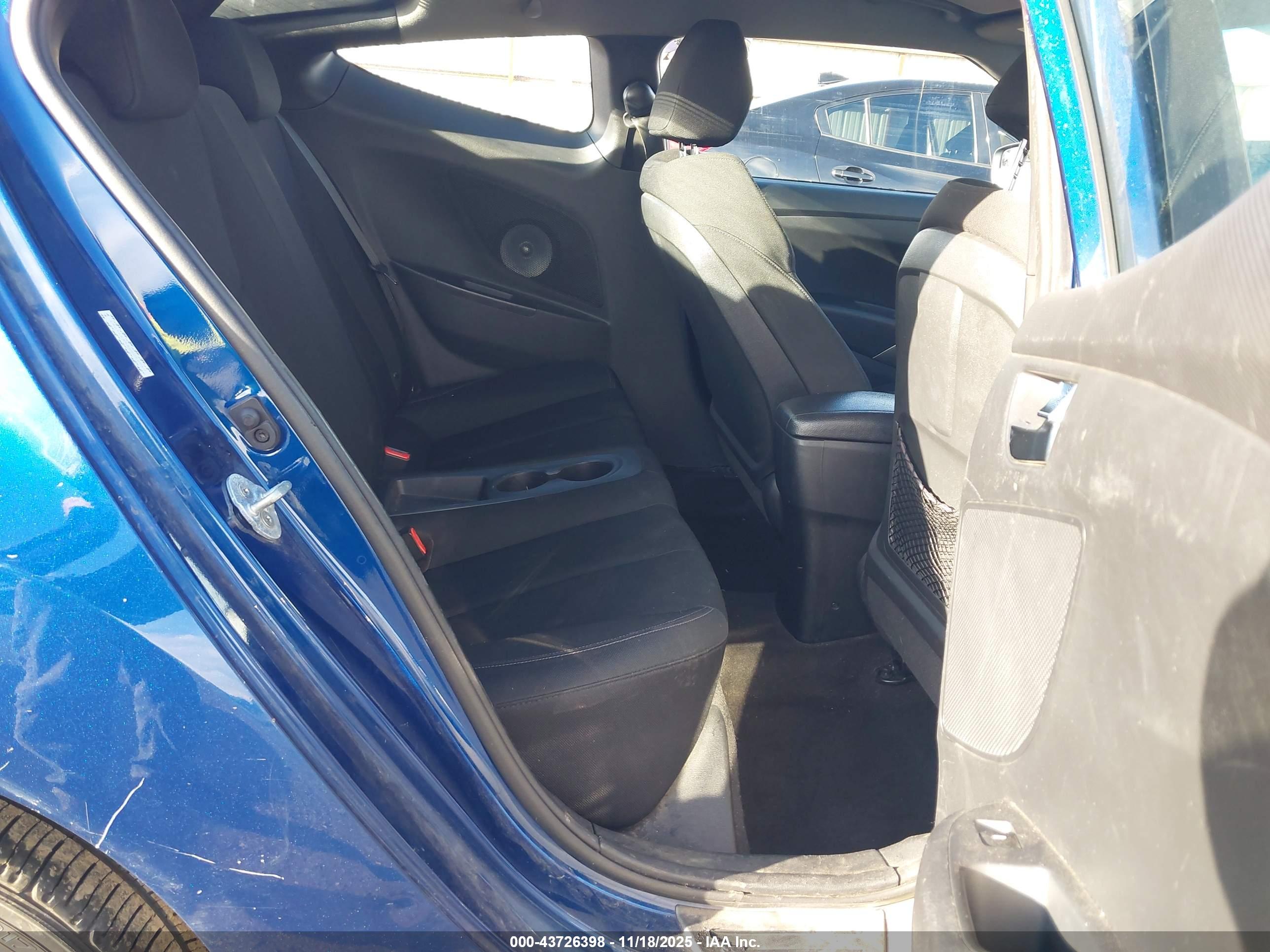 HYUNDAI VELOSTER image 8