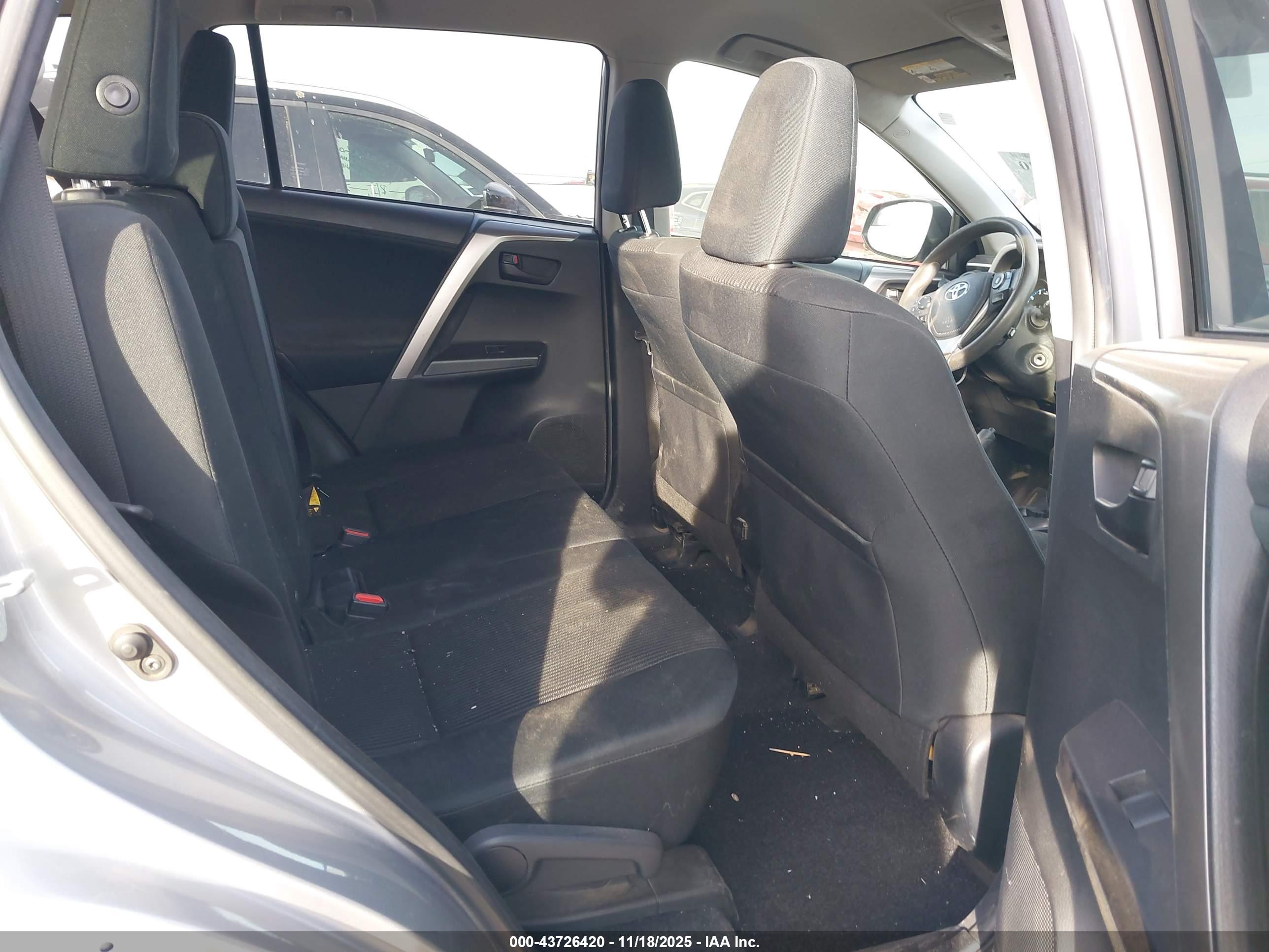 TOYOTA RAV4 image 8
