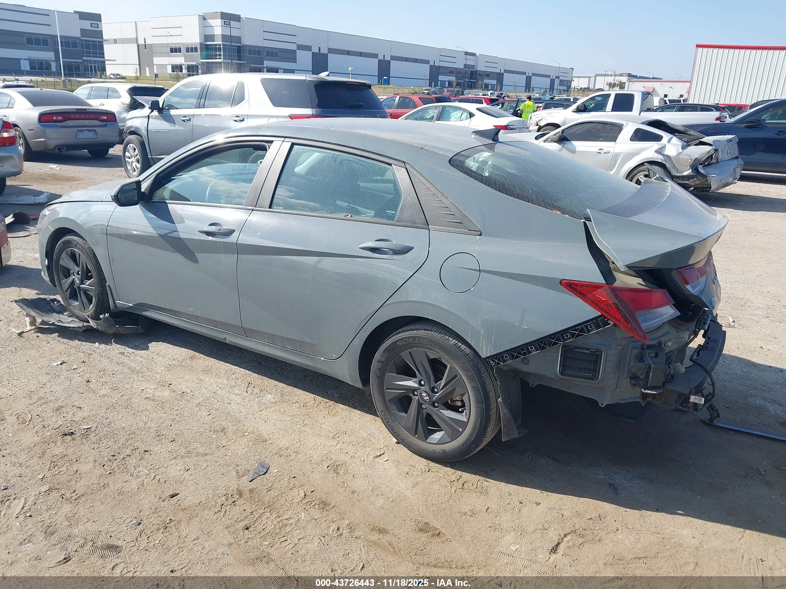 HYUNDAI ELANTRA image 3