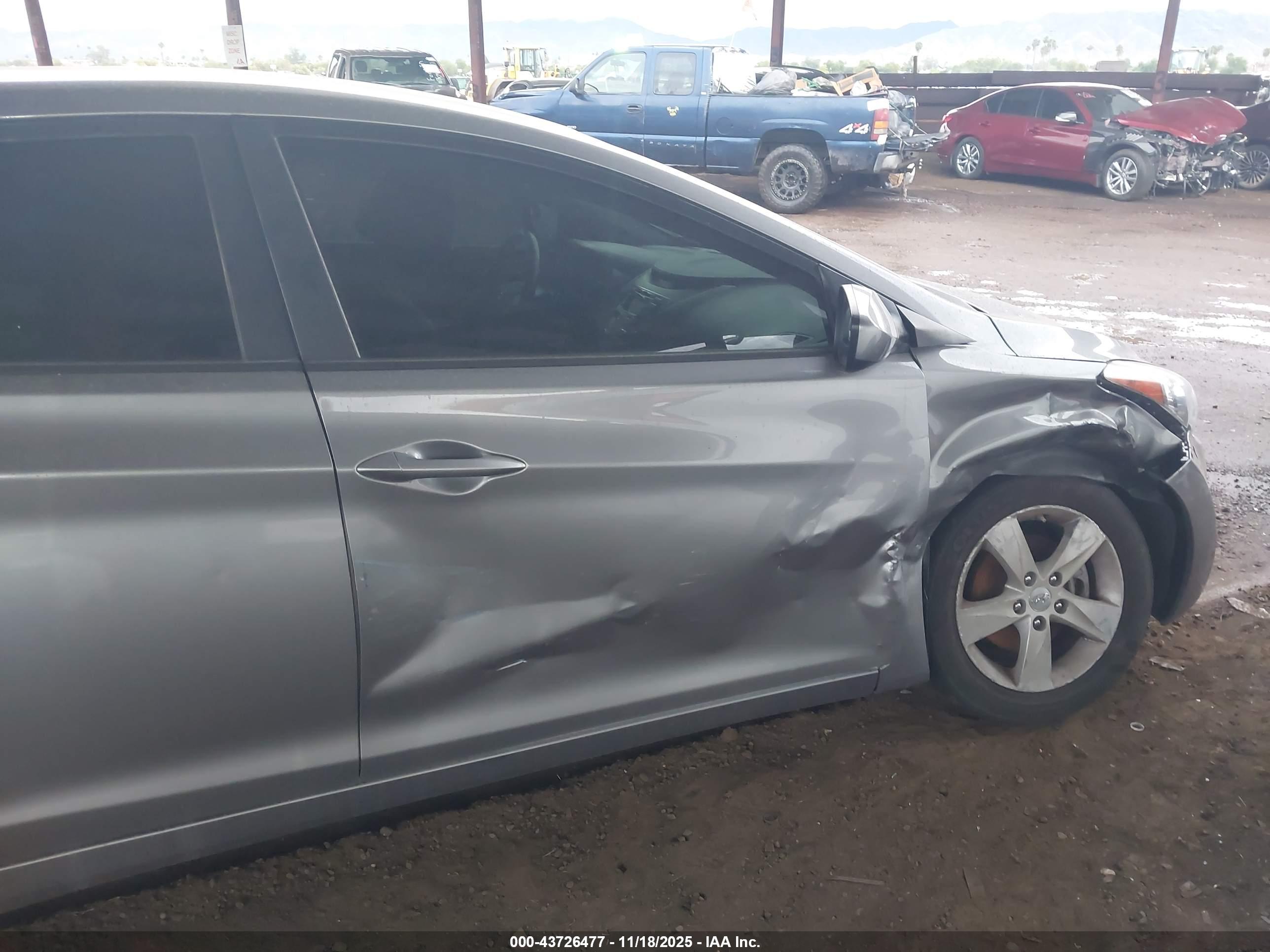 HYUNDAI ELANTRA image 6