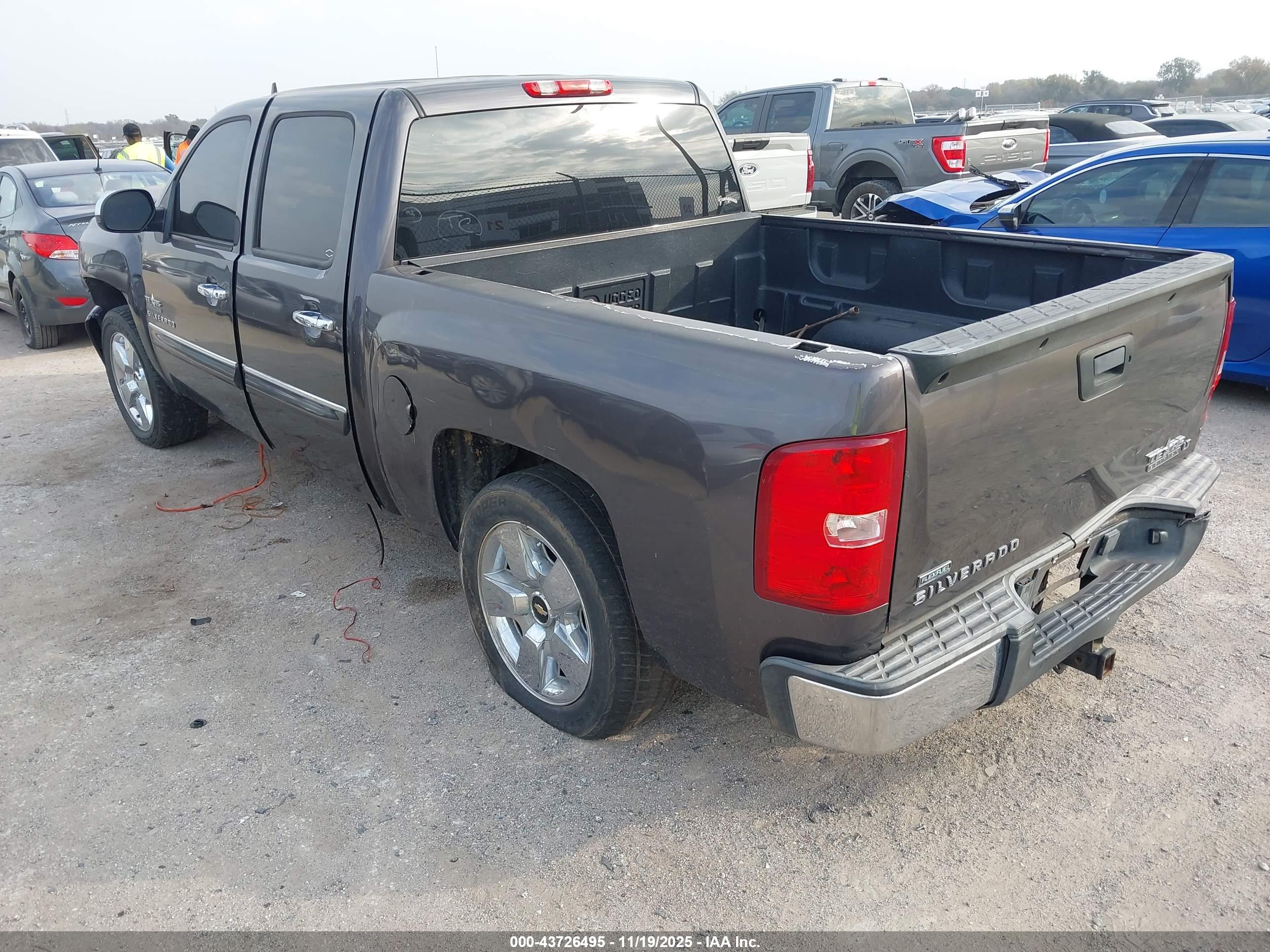CHEVROLET SILVERADO image 3